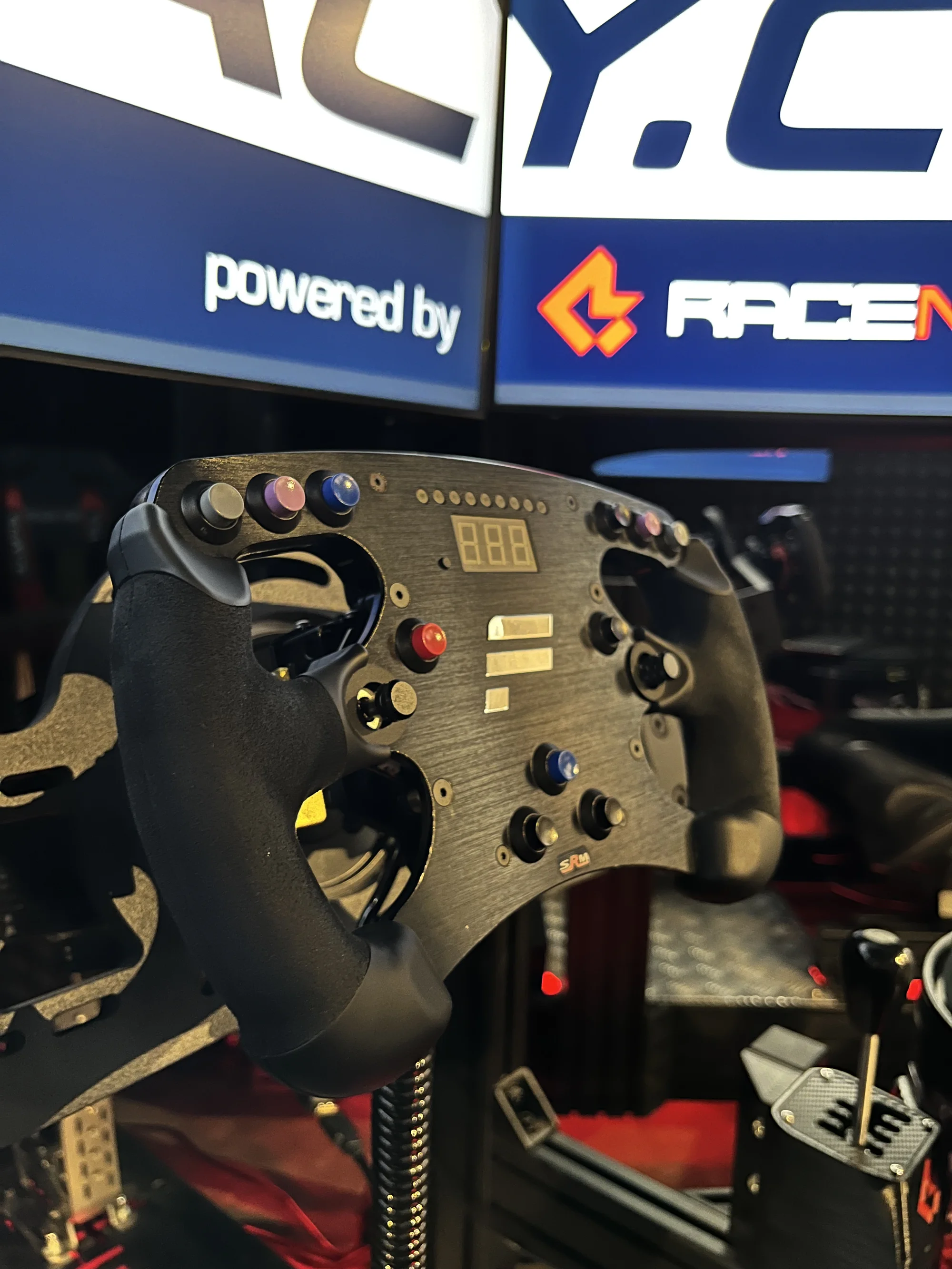 Poměřte své síly a rychlost: 60minutová jízda na závodních simulátorech, pro 1 až 6 osob