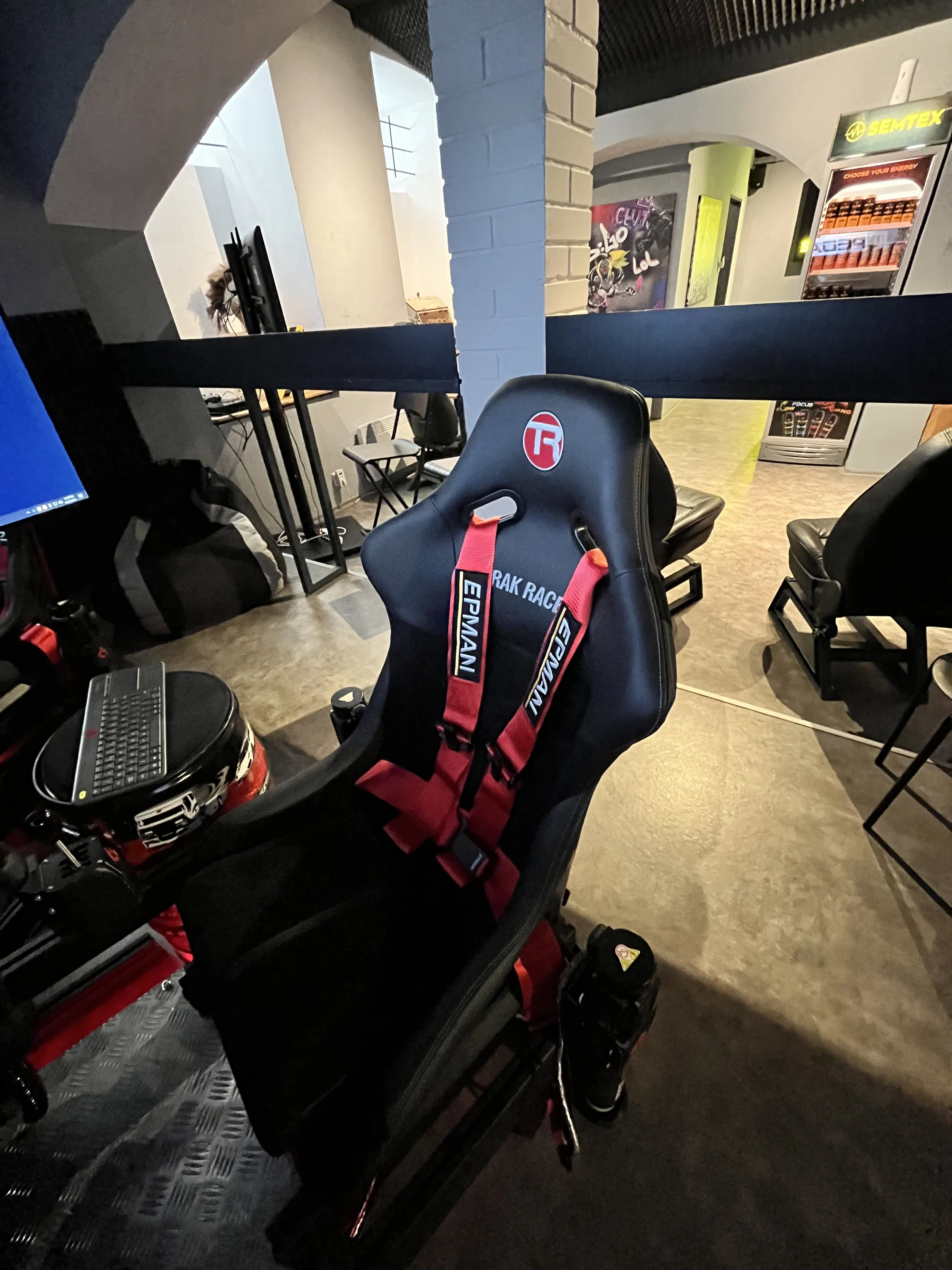 Poměřte své síly a rychlost: 60minutová jízda na závodních simulátorech, pro 1 až 6 osob