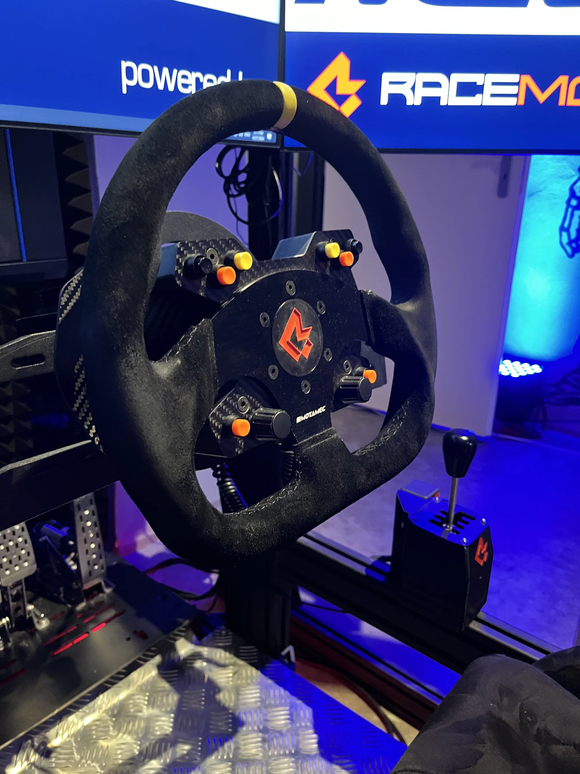 Poměřte své síly a rychlost: 60minutová jízda na závodních simulátorech, pro 1 až 6 osob