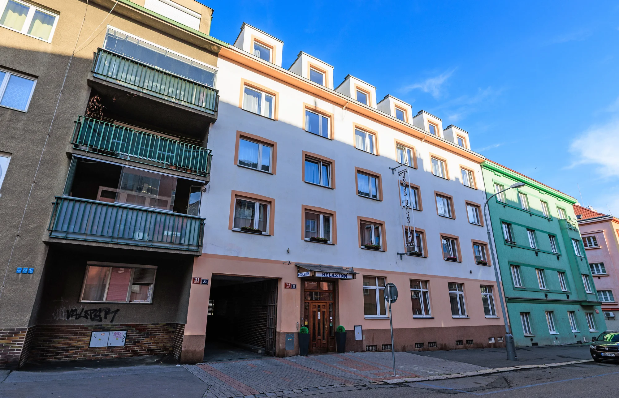 Odpočinek v Praze pro dva: hotel se snídaní a privátním wellness, 2 km od O2 areny