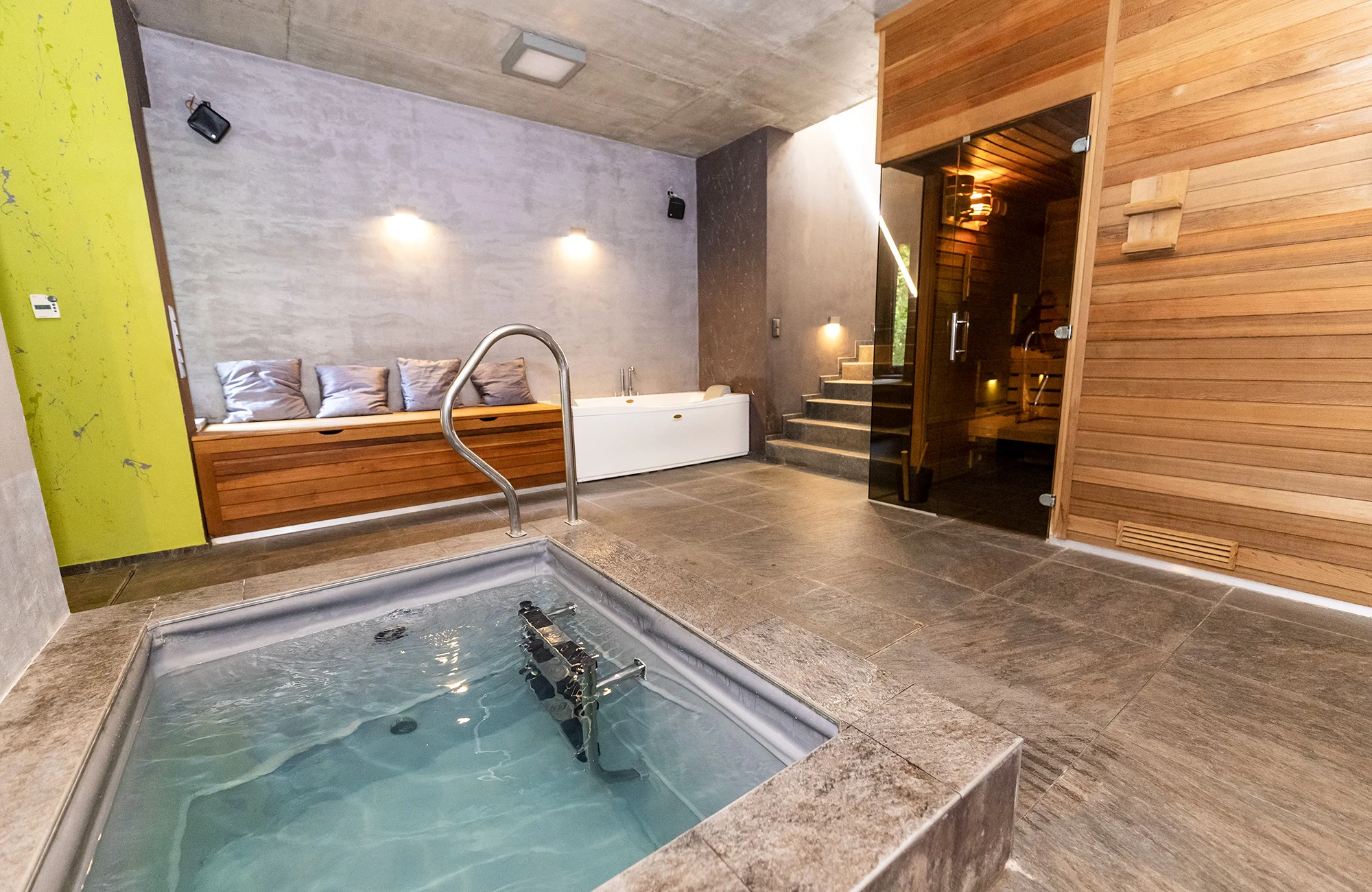 Moderní apartmán s vlastním wellness, bazénem a krbem ve Velkých Popovicích