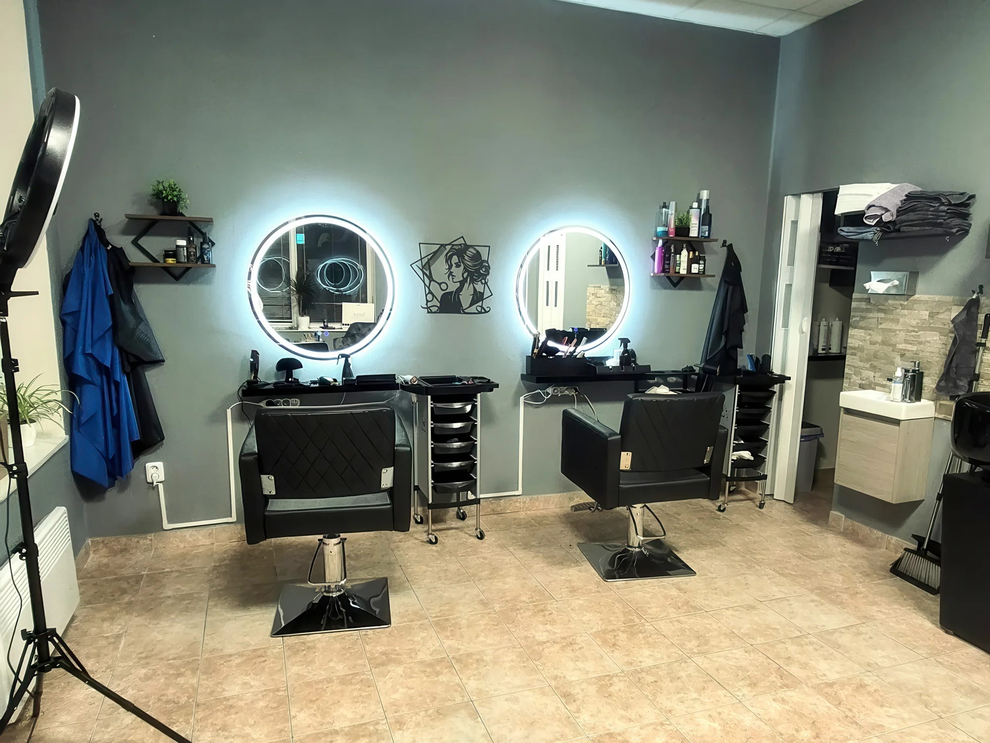 Dámský střih či kombinace s barvením: pro kratší i dlouhé vlasy, 40–120 minut