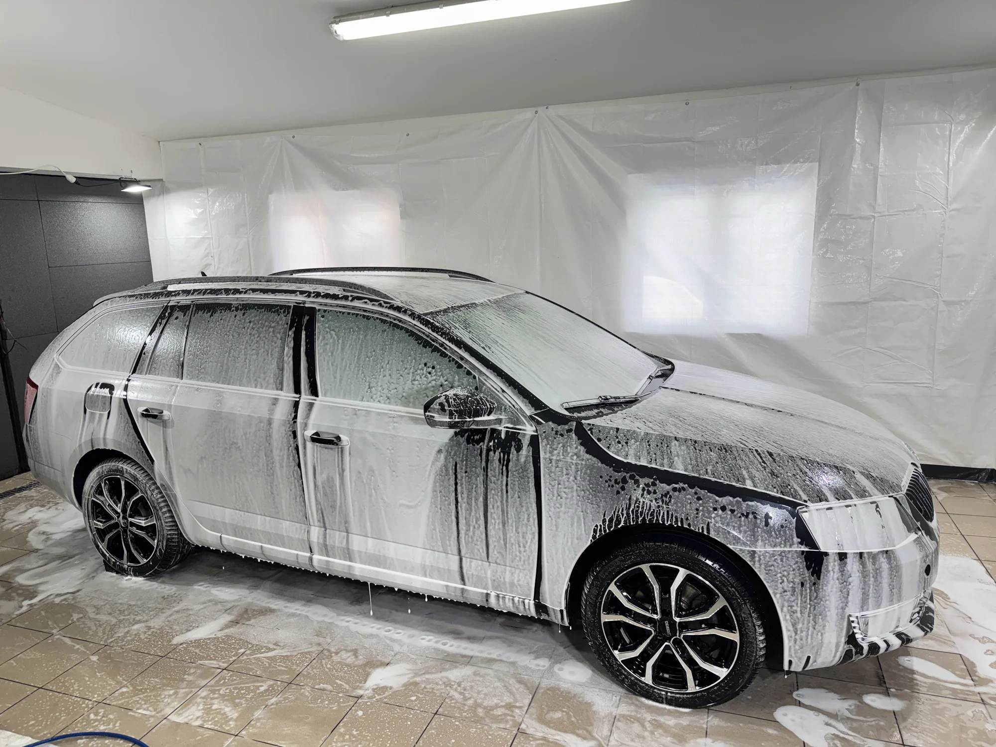 Čištění exteriéru a interiéru i vč. tepování: všechny velikosti aut