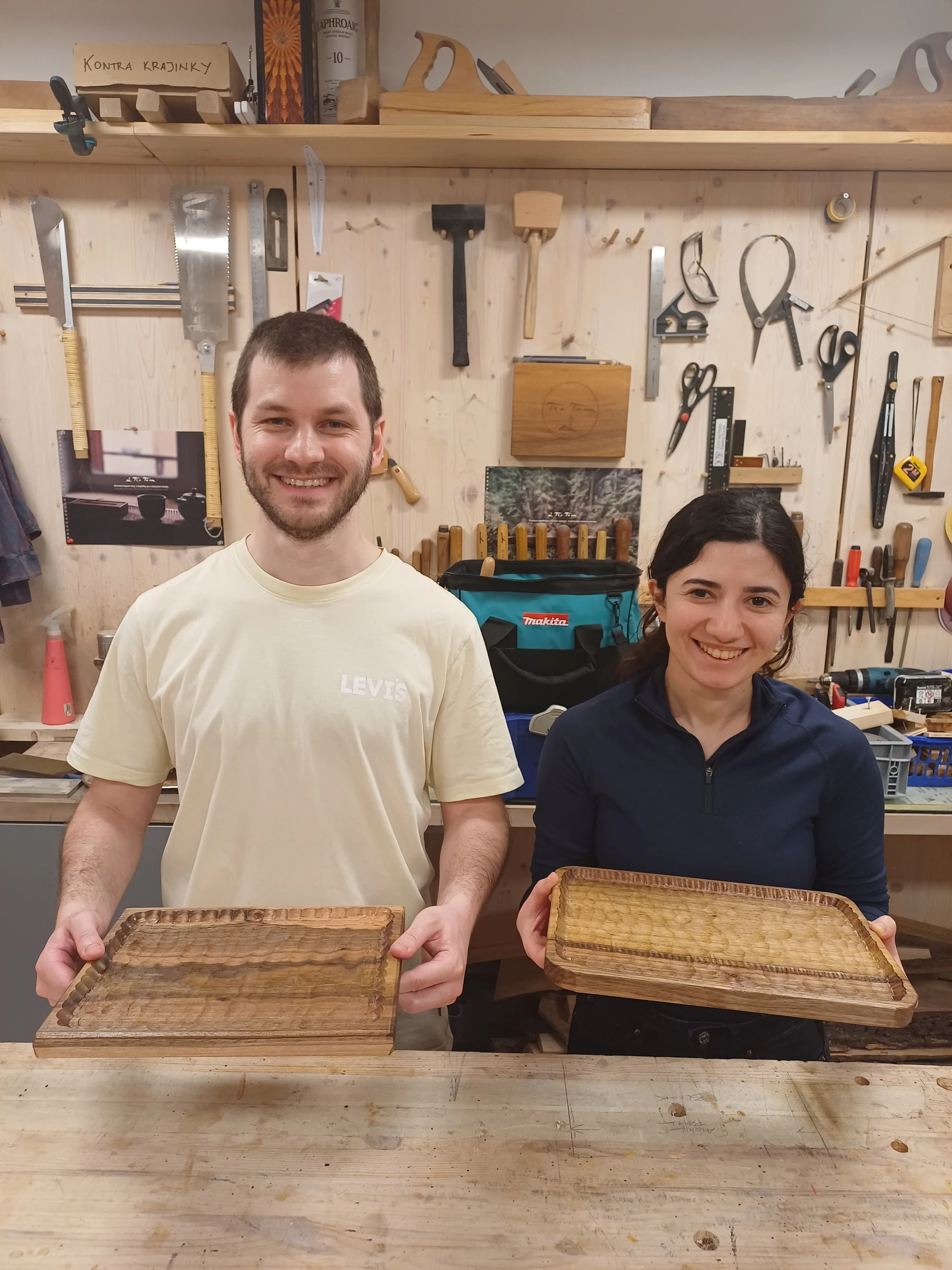 Individuální kurz řezbářství pro 2 osoby: výroba dětské hračky i čajového tácu
