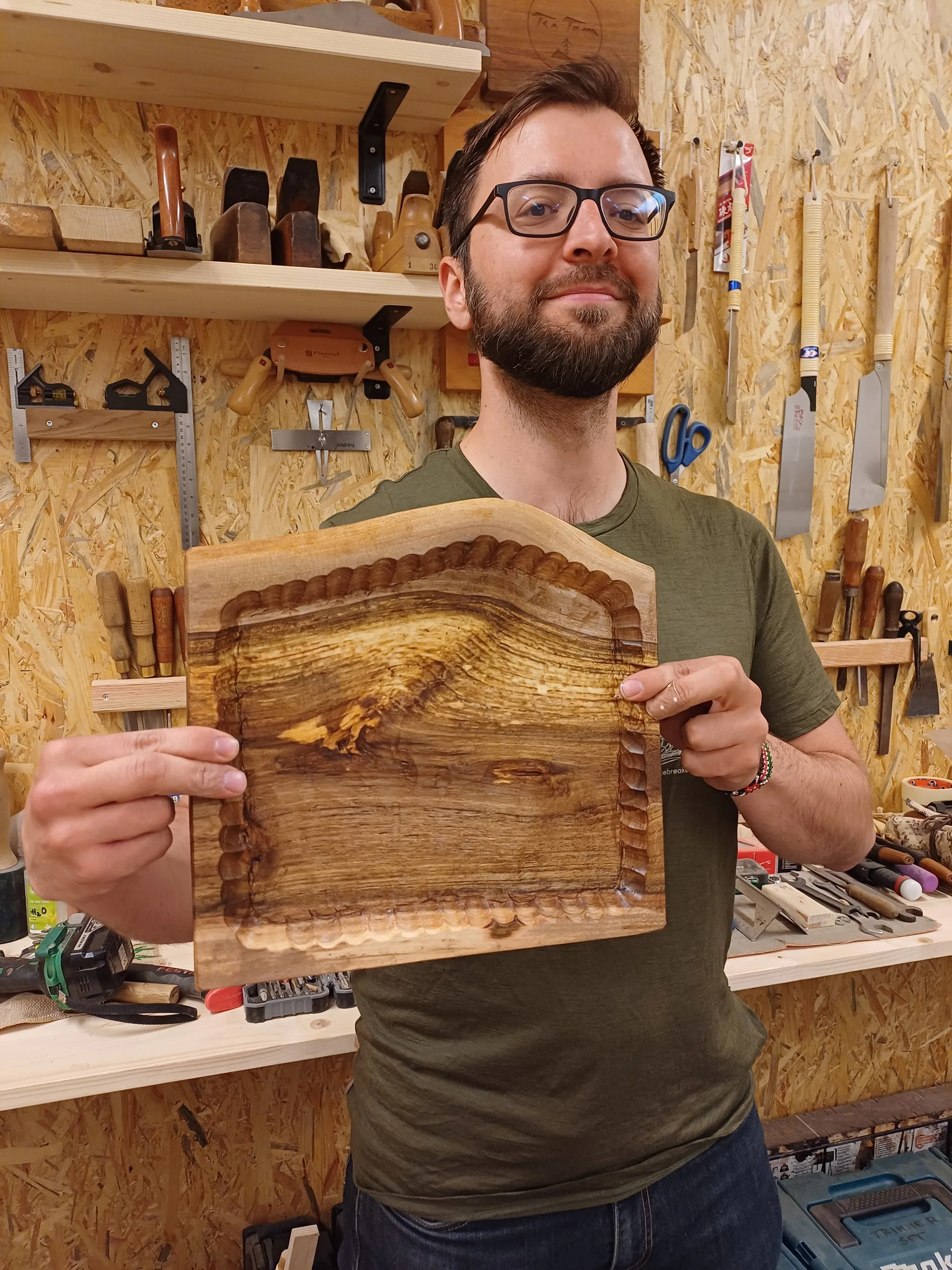 Individuální kurz řezbářství pro 2 osoby: výroba dětské hračky i čajového tácu