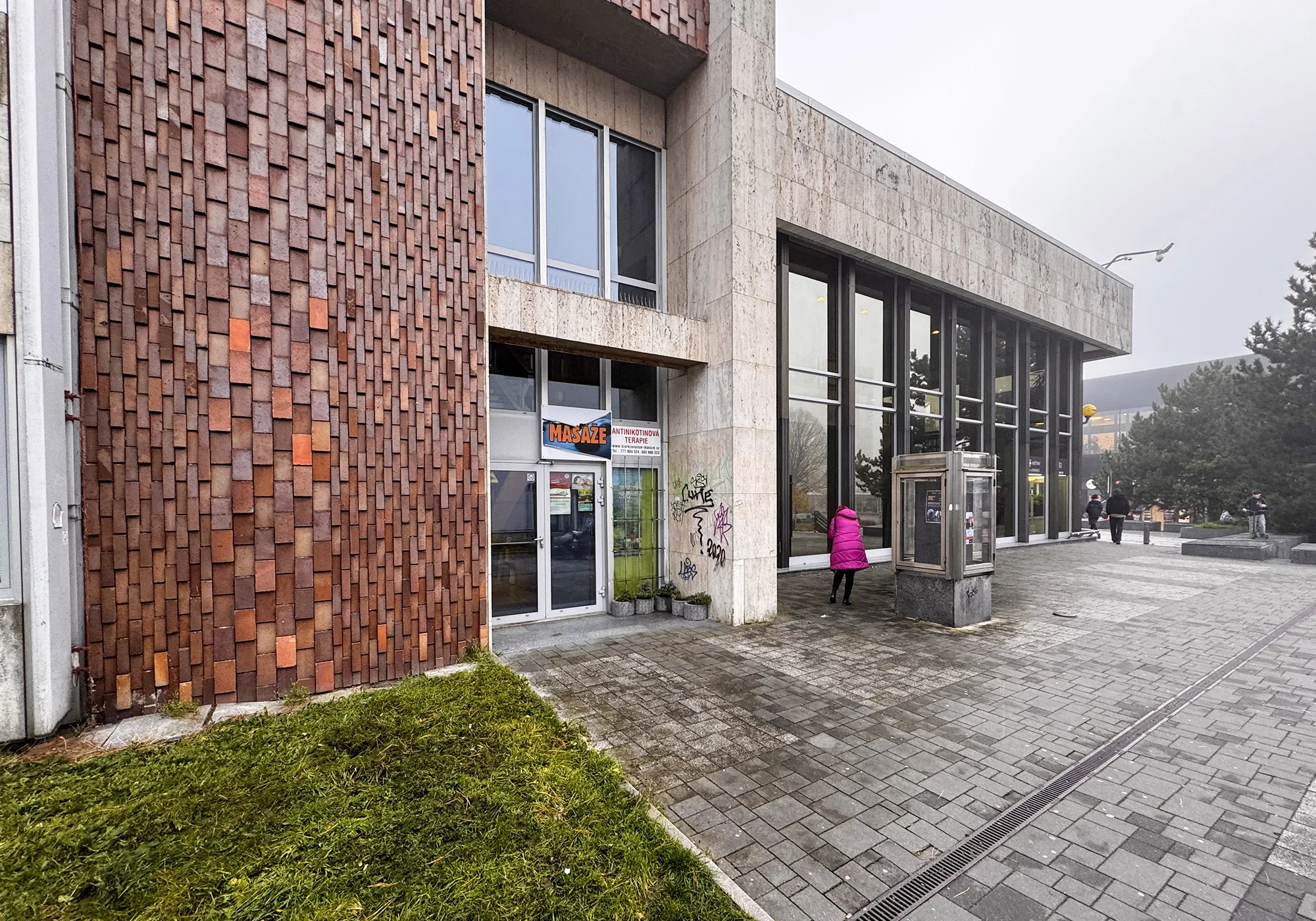 Masáž zad nebo celotělová, reflexní terapie nohou i lávové kameny