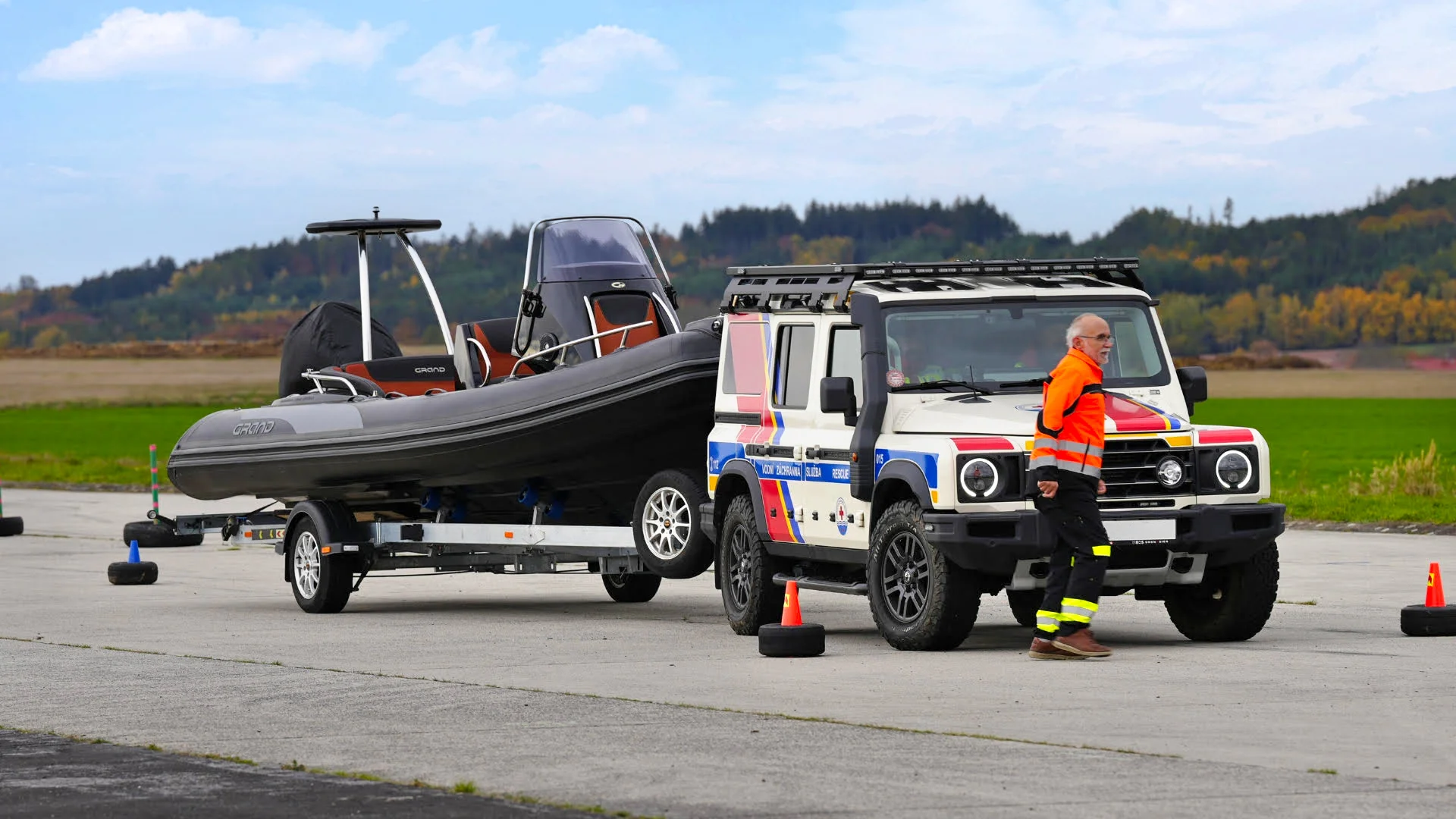 Kurzy pro řidiče: parkování, jízda s přívěsem či autem z roku 1990 i pravostranné řízení