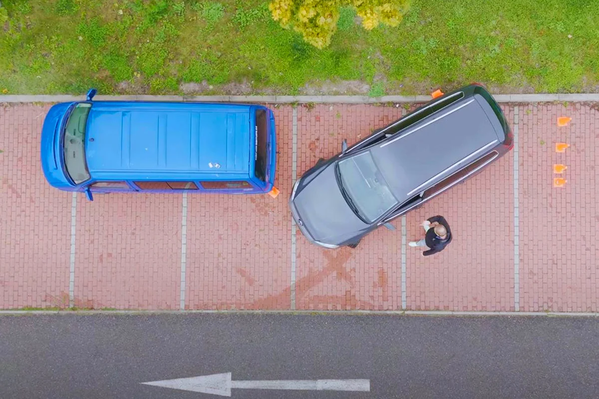 Kurzy pro řidiče: parkování, jízda s přívěsem či autem z roku 1990 i pravostranné řízení