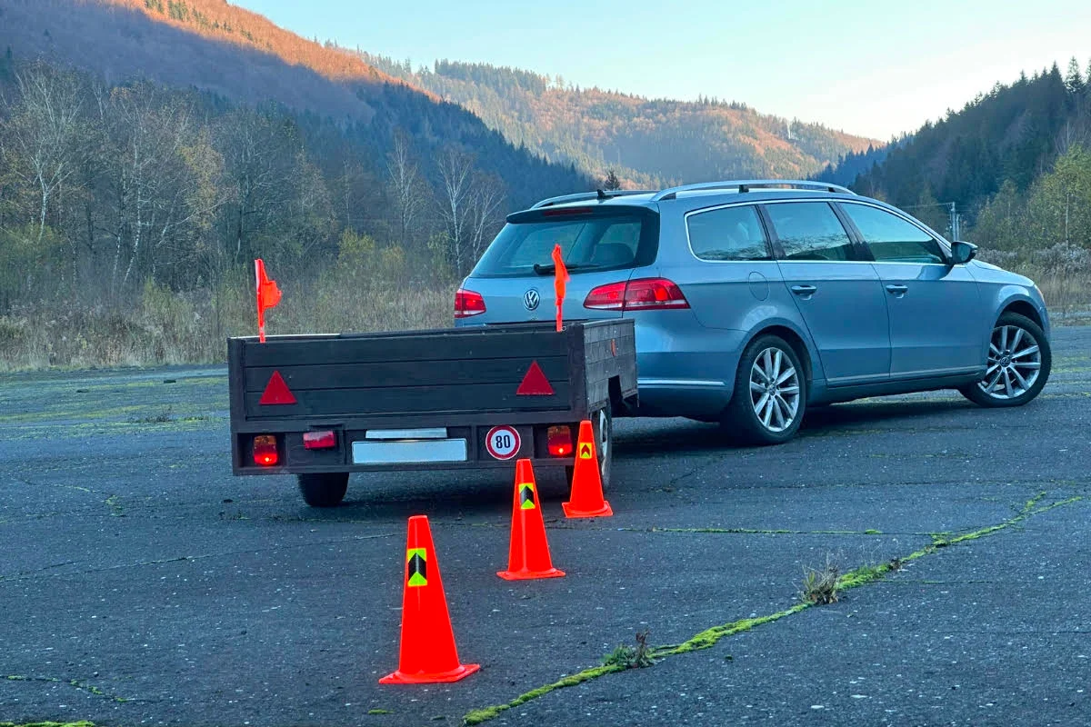 Kurzy pro řidiče: parkování, jízda s přívěsem či autem z roku 1990 i pravostranné řízení