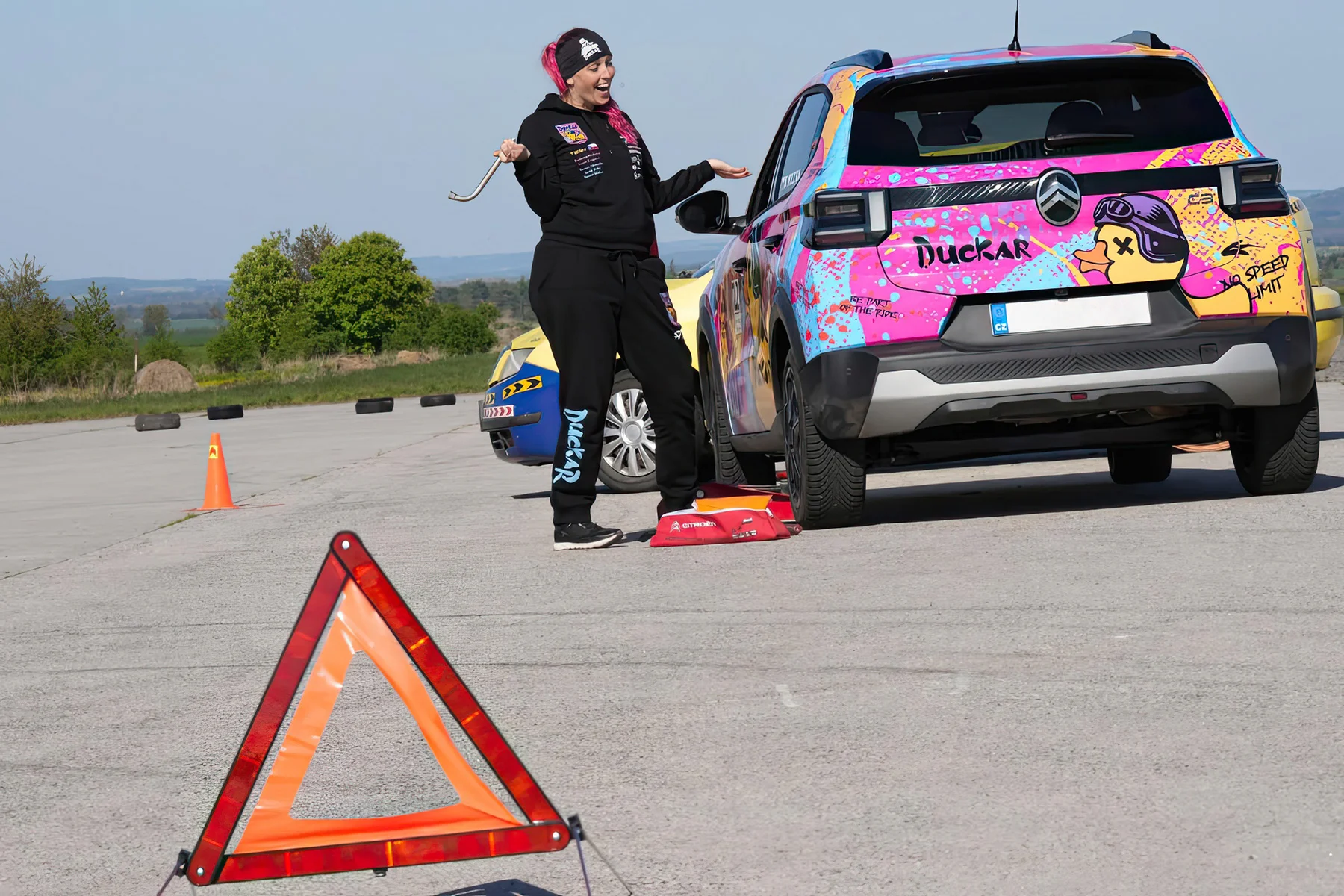 Kurzy pro řidiče: parkování, jízda s přívěsem či autem z roku 1990 i pravostranné řízení