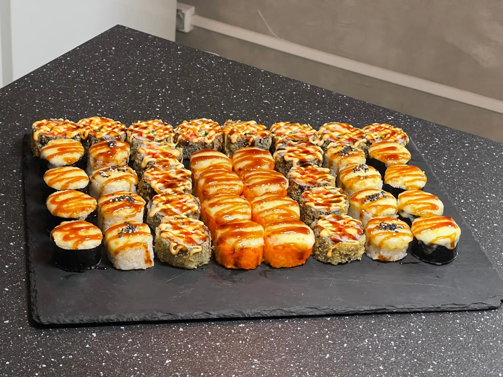 Sushi s sebou: otevřený voucher do bistra v Polabinách na 300, 500 nebo 1000 Kč