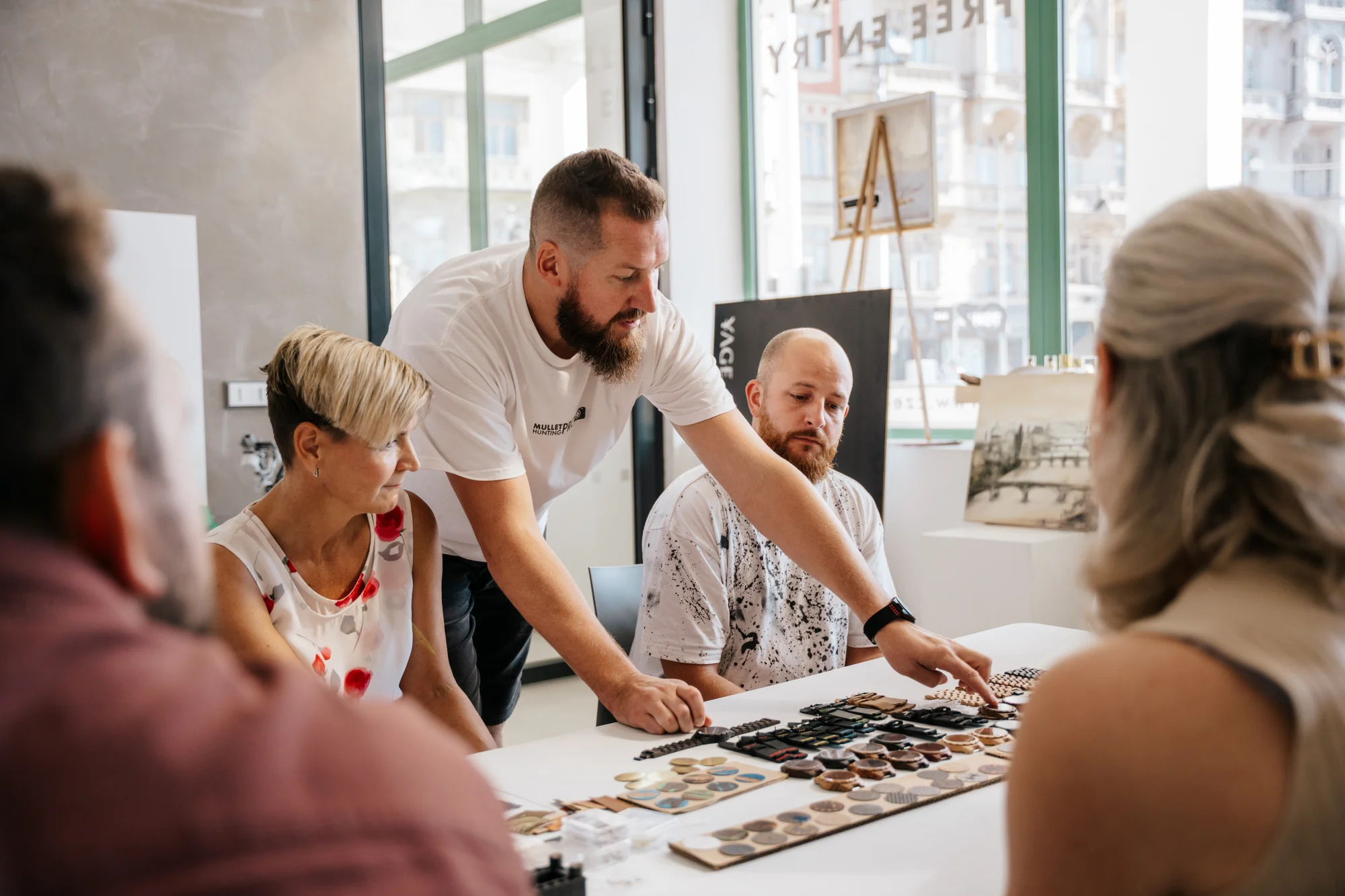 Workshop výroby hodinek TimeWood pro 1 nebo 2 osoby v Praze či Ostravě