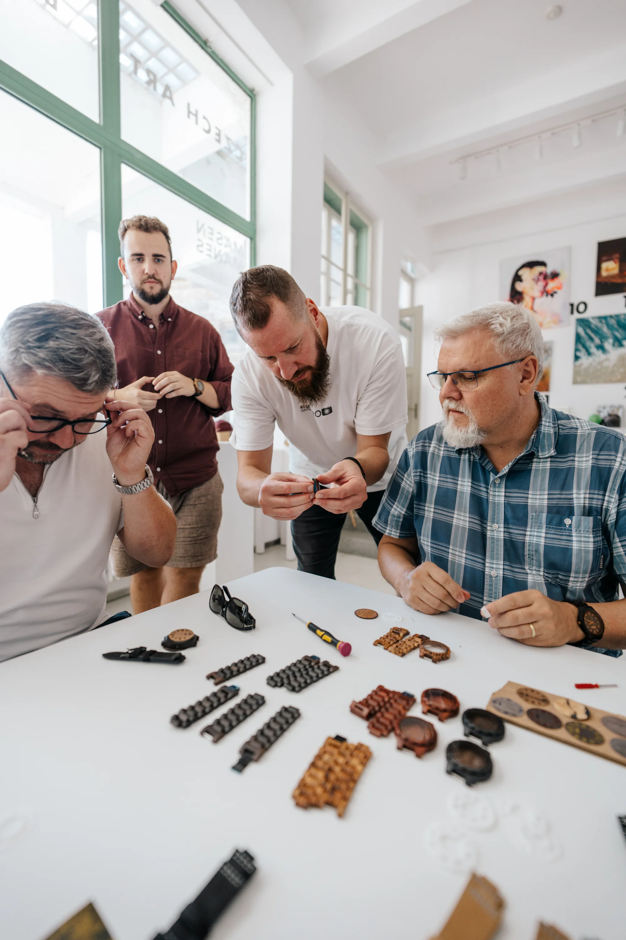 Workshop výroby hodinek TimeWood pro 1 nebo 2 osoby v Praze či Ostravě