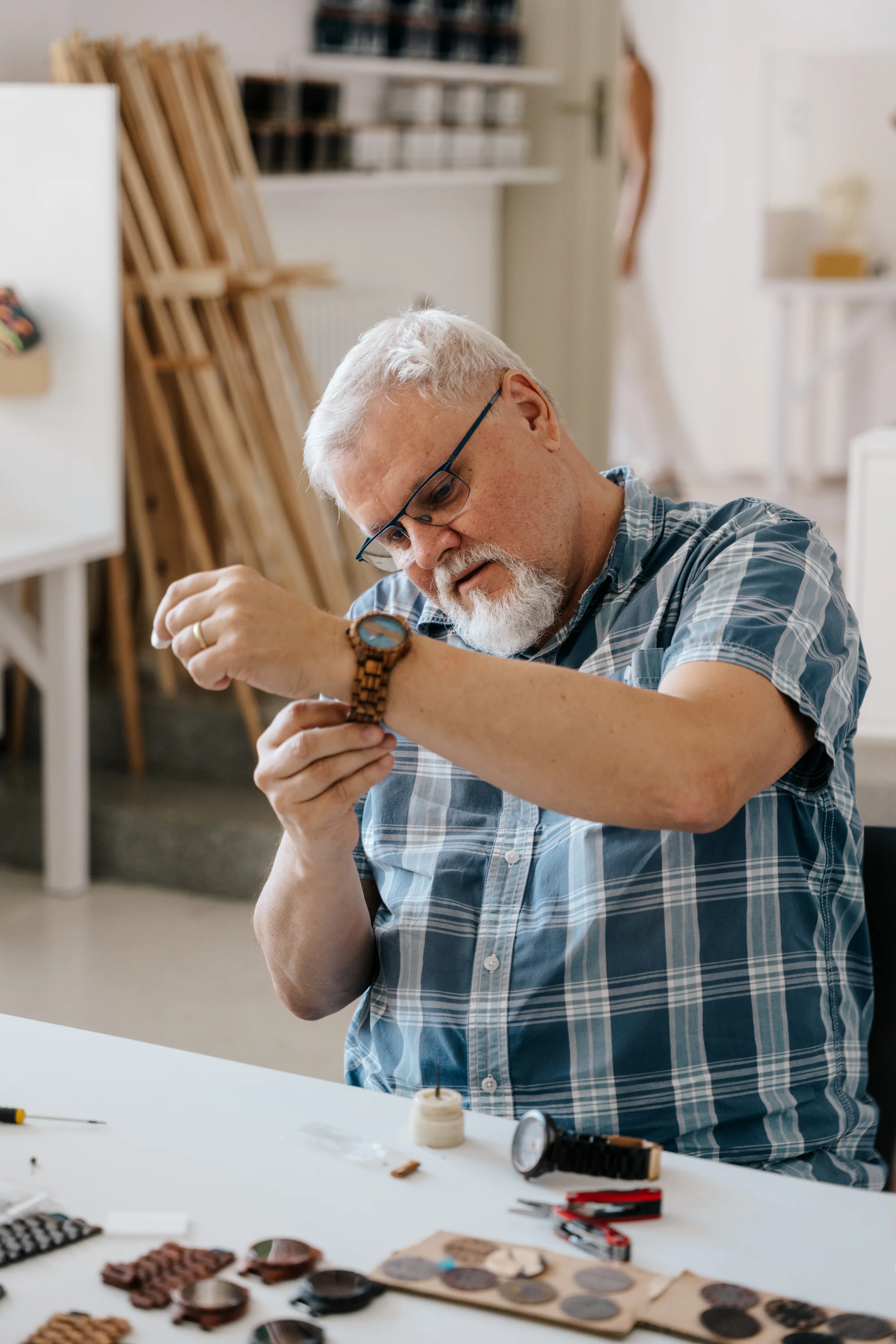 Workshop výroby hodinek TimeWood pro 1 nebo 2 osoby v Praze či Ostravě