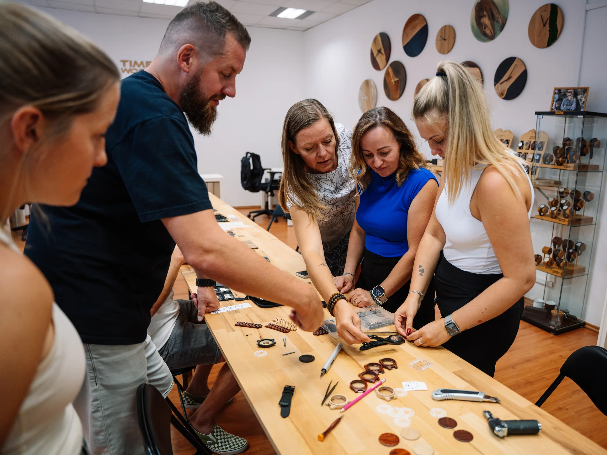 Workshop výroby hodinek TimeWood pro 1 nebo 2 osoby v Praze či Ostravě