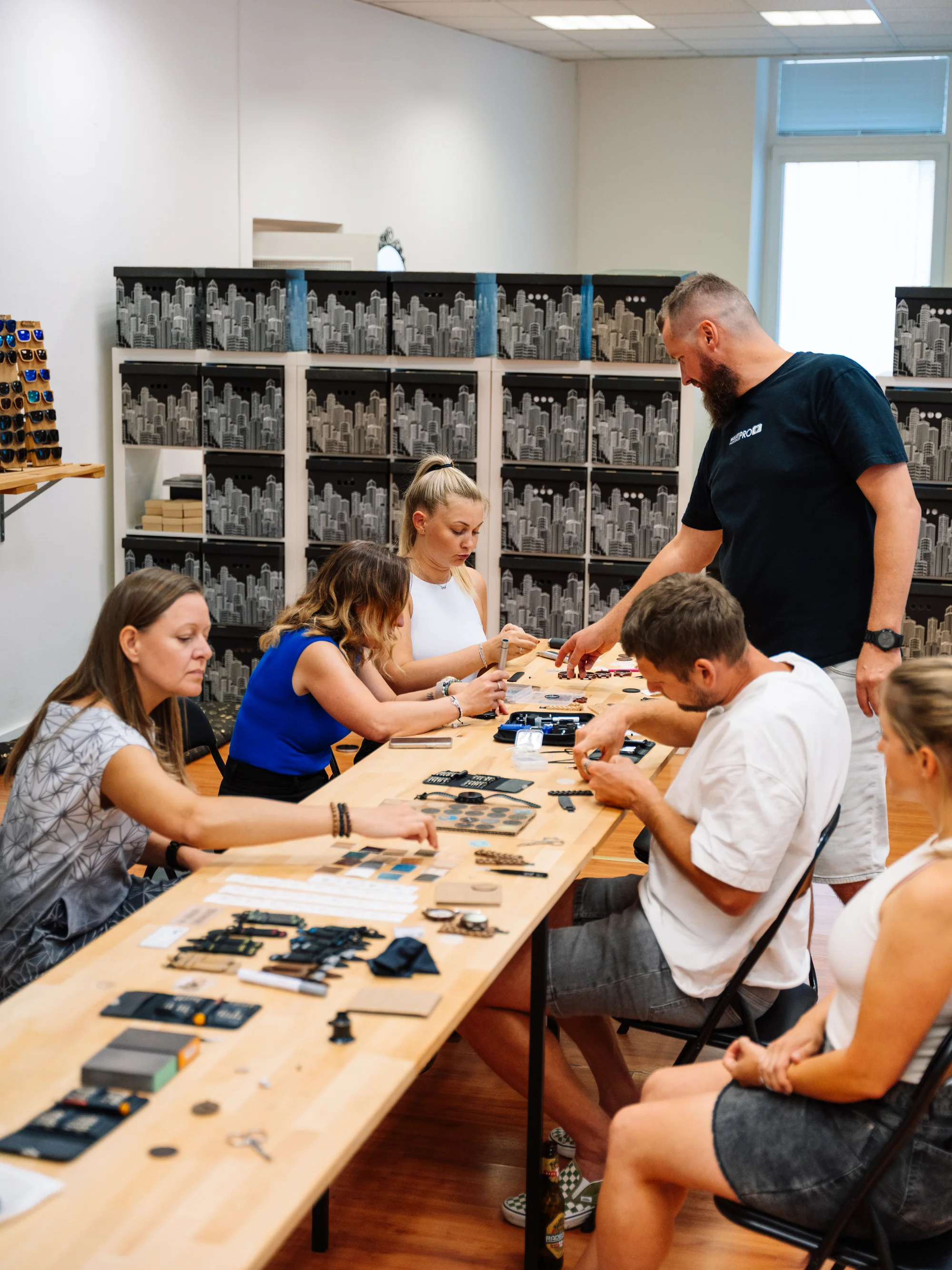 Workshop výroby hodinek TimeWood pro 1 nebo 2 osoby v Praze či Ostravě
