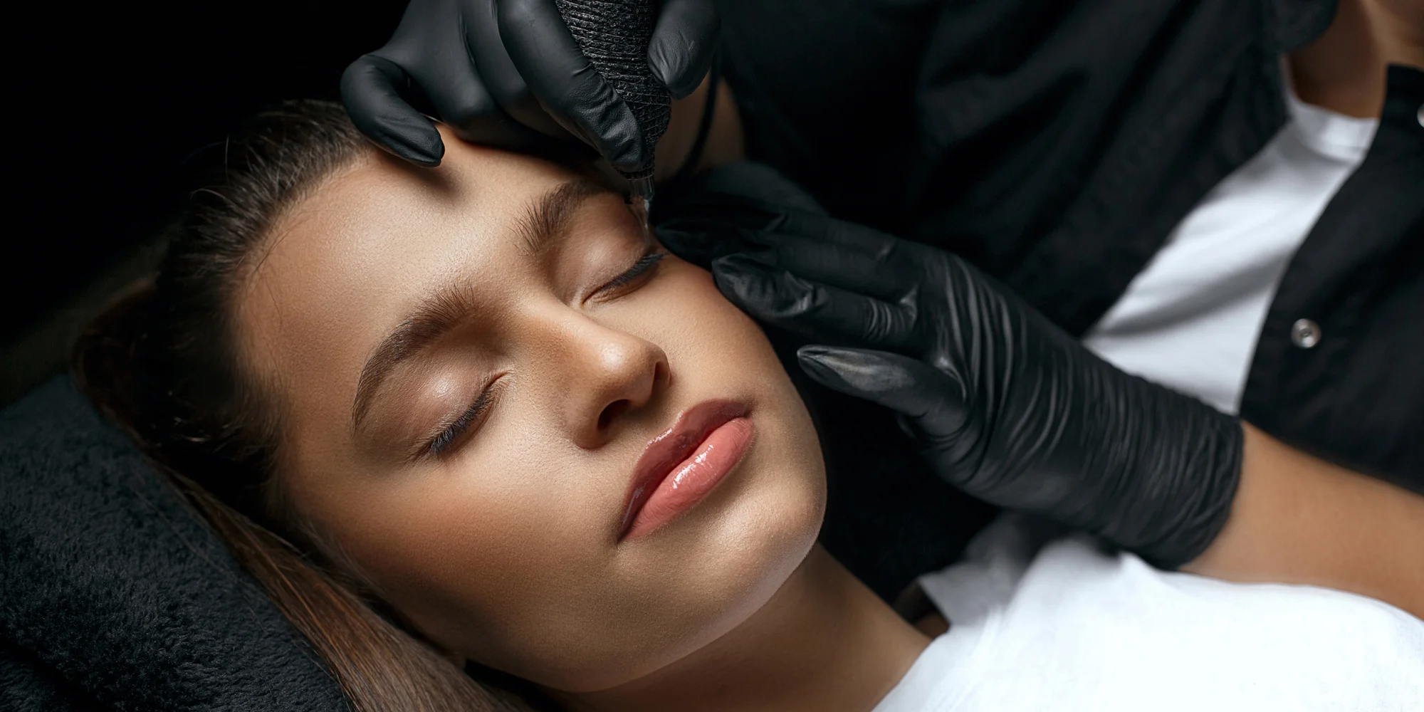 Permanentní make-up: obočí nebo linka v meziřasovém oblouku