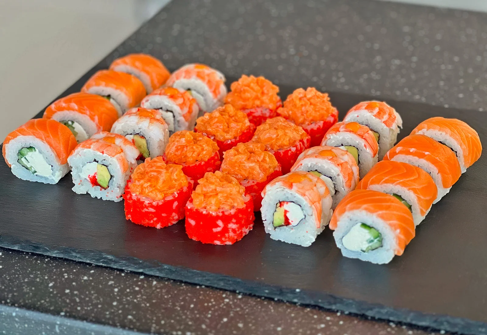 Sushi s sebou: otevřený voucher do bistra v Polabinách na 300, 500 nebo 1000 Kč