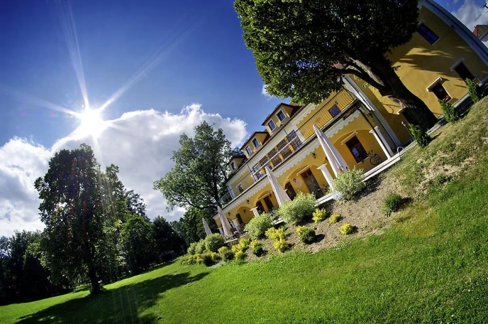 Královský odpočinek pod Tatrami v Kaštielu Lučivná: nádherná příroda, snídaně, možnost wellness