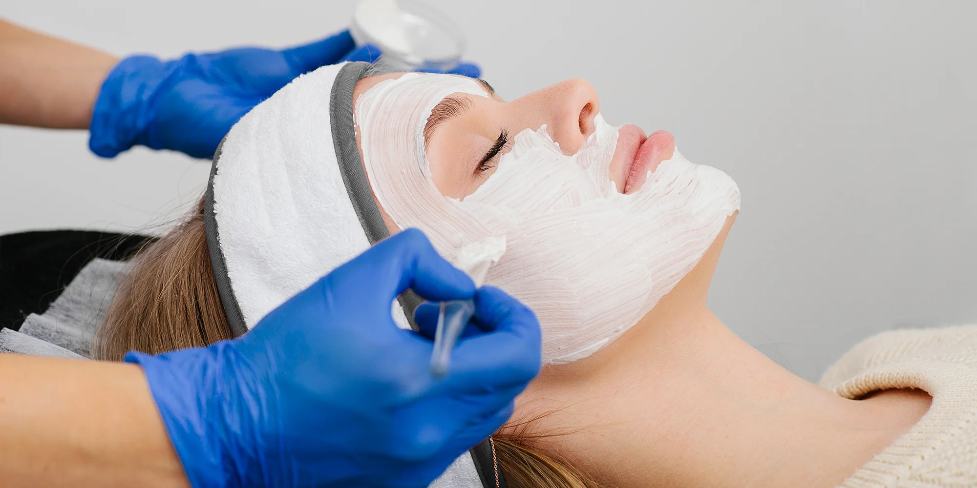 Rozmazlete svou pokožku: kosmetické ošetření pro všechny typy pleti vč. masáže, 90 minut