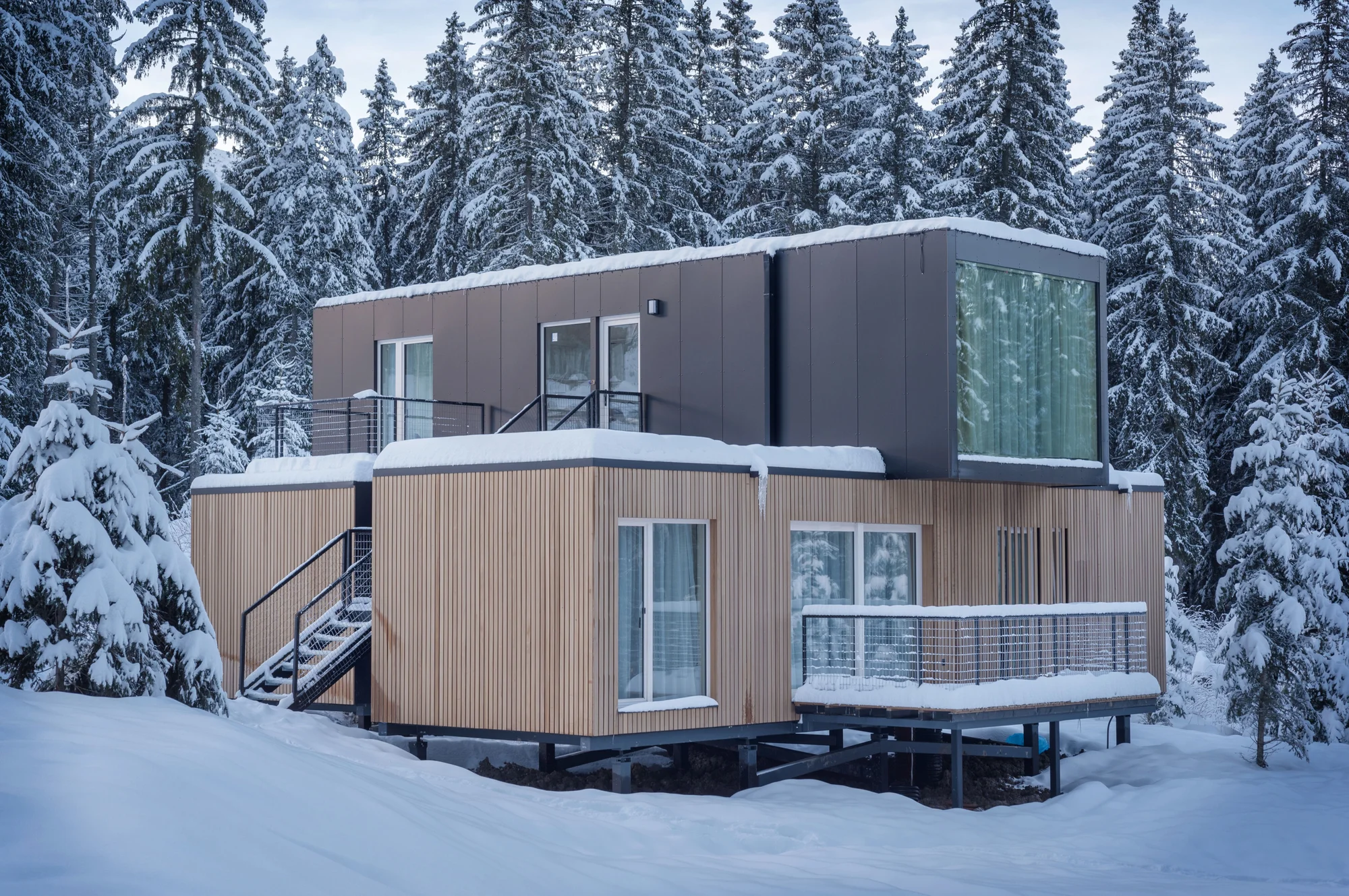 Dovolená v unikátních Björnson Tree Houses s novým venkovním wellness, 2 děti do 9,9 let zdarma