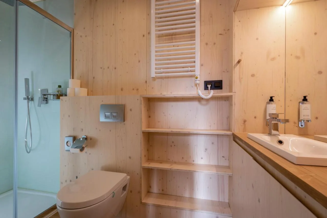 Dovolená v unikátních Björnson Tree Houses s novým venkovním wellness, 2 děti do 9,9 let zdarma