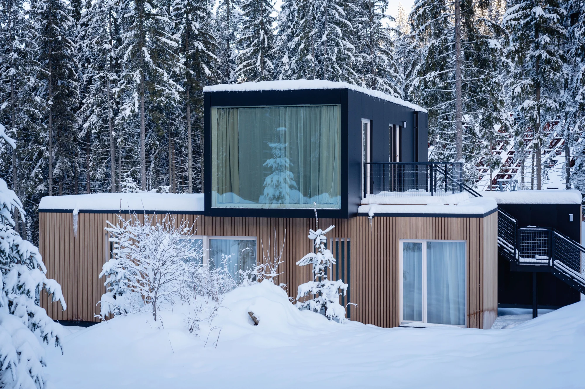 Dovolená v unikátních Björnson Tree Houses s novým venkovním wellness, 2 děti do 9,9 let zdarma