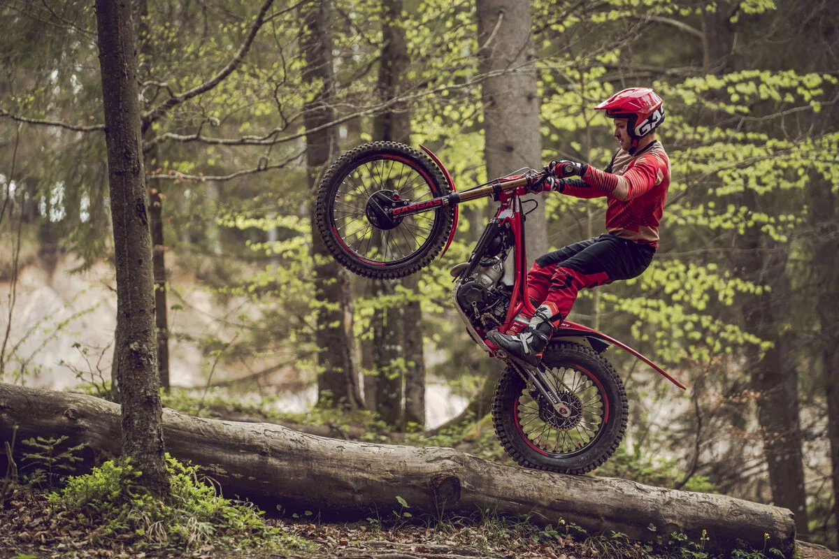 Motorkářské kurzy dle výběru: technika jízdy v náročném terénu, zdolávání překážek i mentální příprava