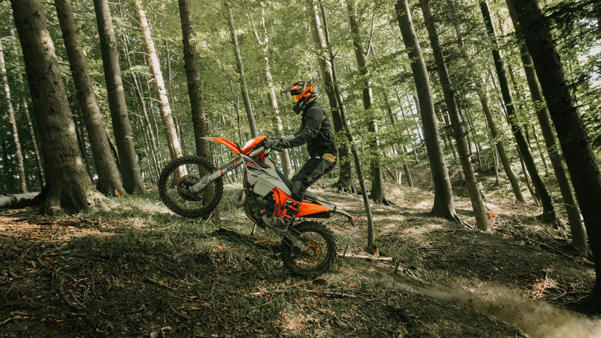 Motorkářské kurzy dle výběru: technika jízdy v náročném terénu, zdolávání překážek i mentální příprava