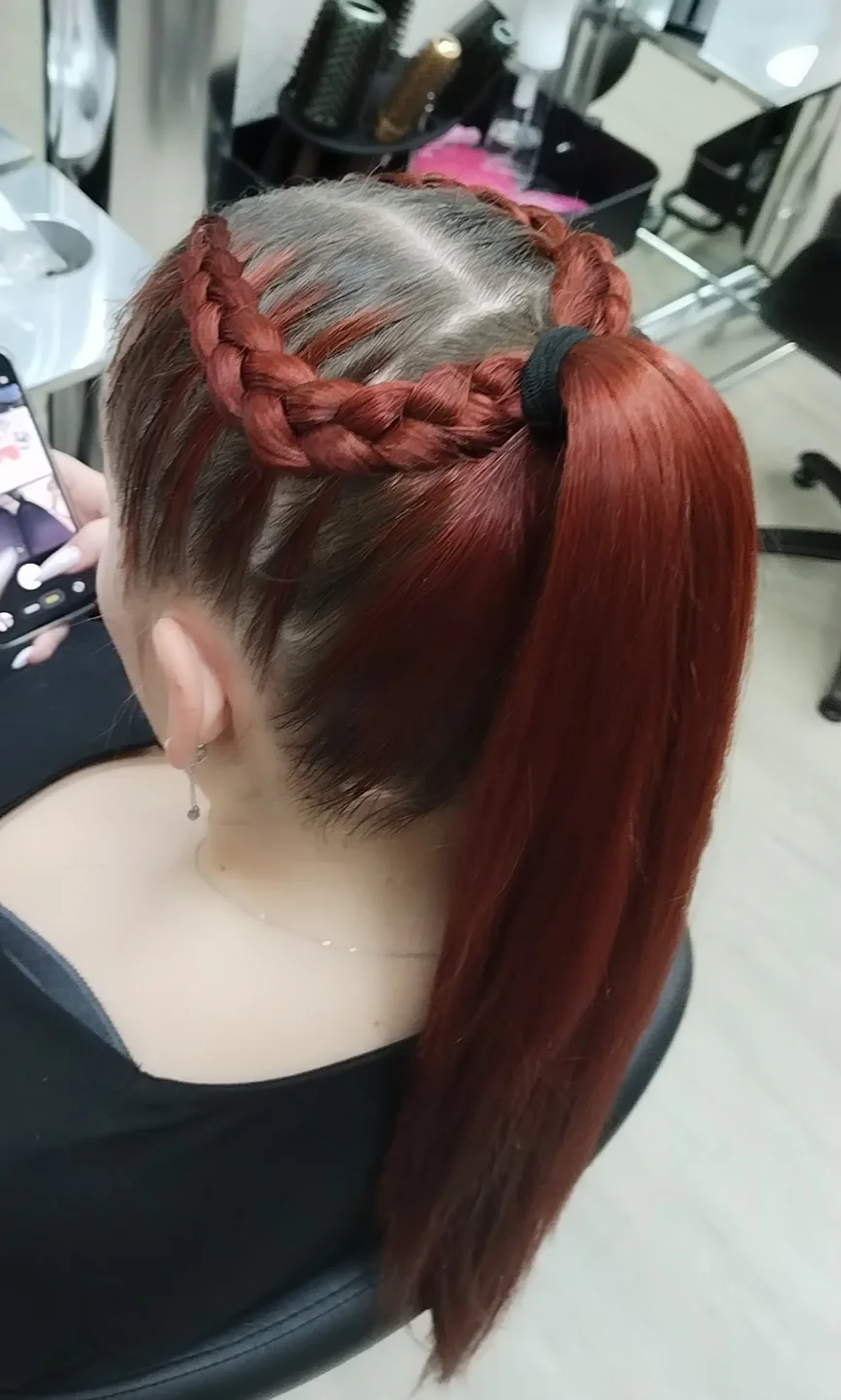 Péče v kadeřnickém salonu: střih pro dámy a děti, zapletení boxerských copánků i čištění či melír vlasů