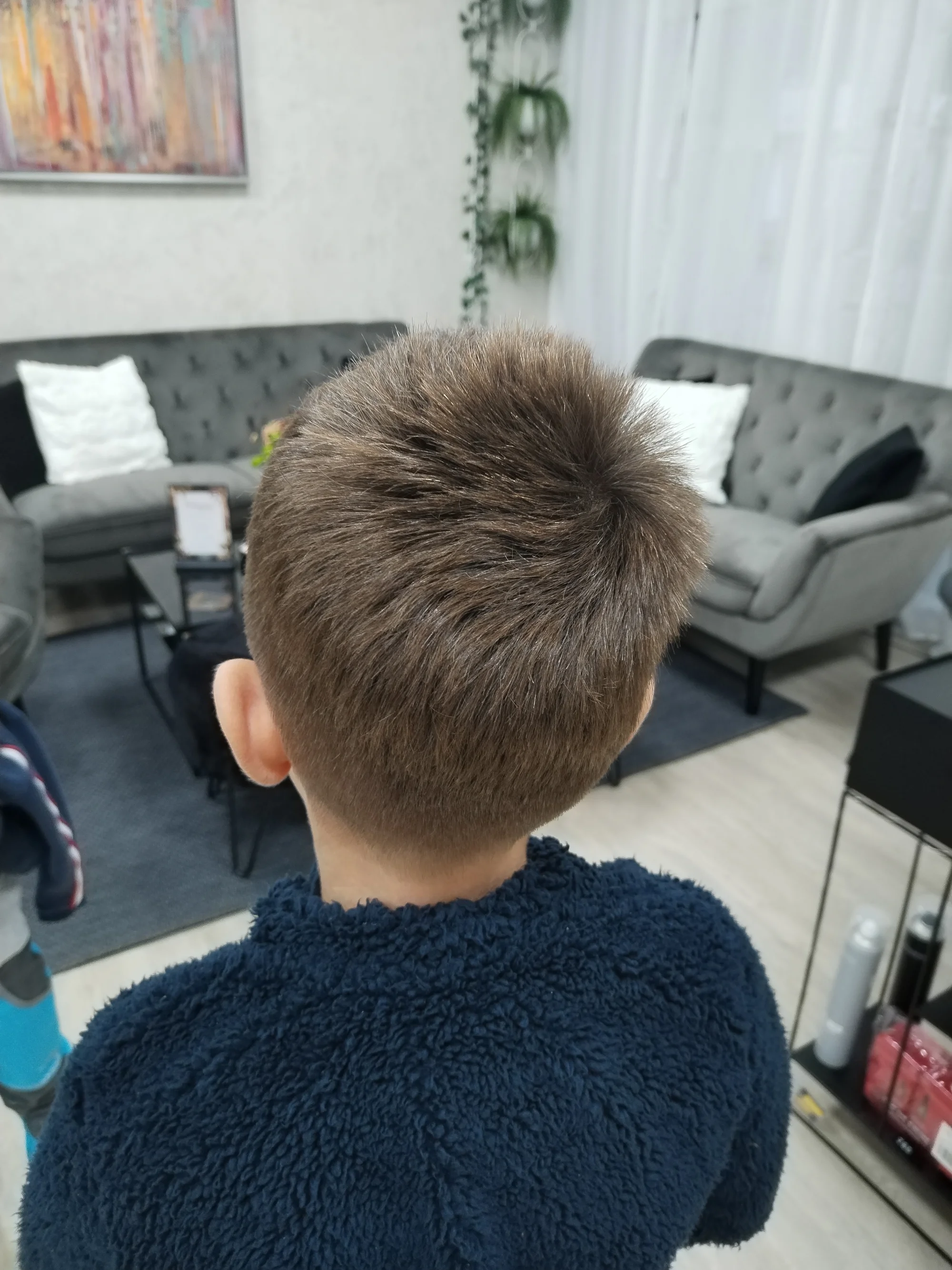 Péče v kadeřnickém salonu: střih pro dámy a děti, zapletení boxerských copánků i čištění či melír vlasů