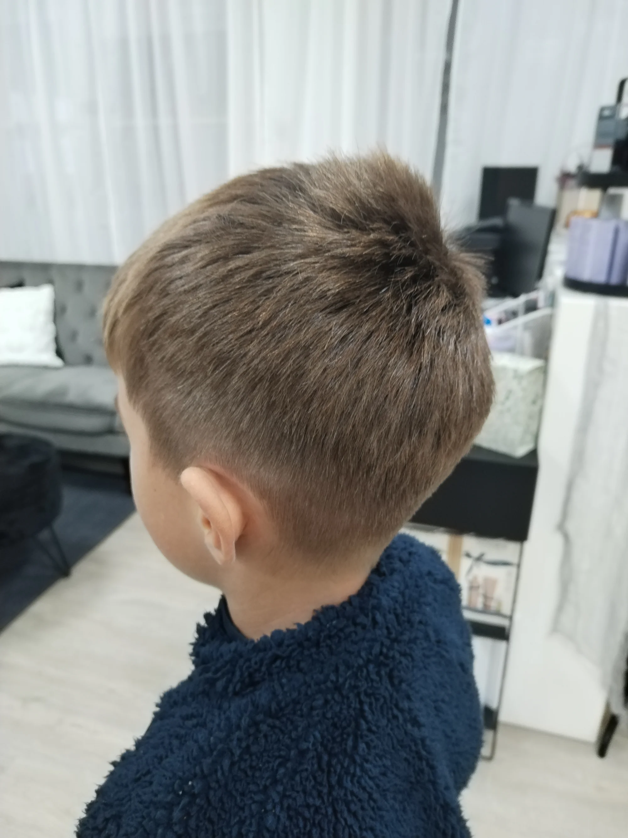 Péče v kadeřnickém salonu: střih pro dámy a děti, zapletení boxerských copánků i čištění či melír vlasů