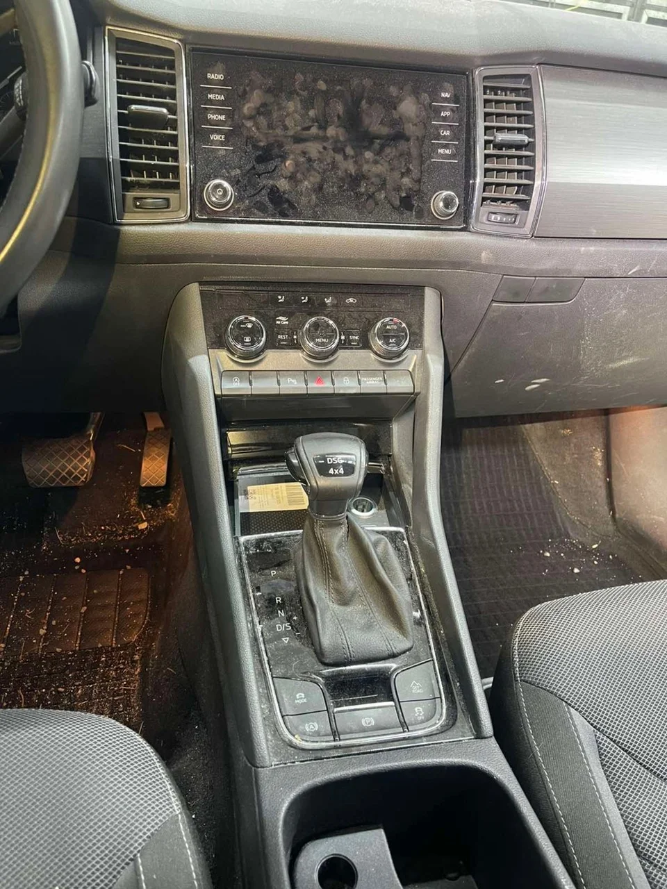 Péče o váš vůz: čištění klimatizace, interiéru, renovace světlometů i strojní leštění