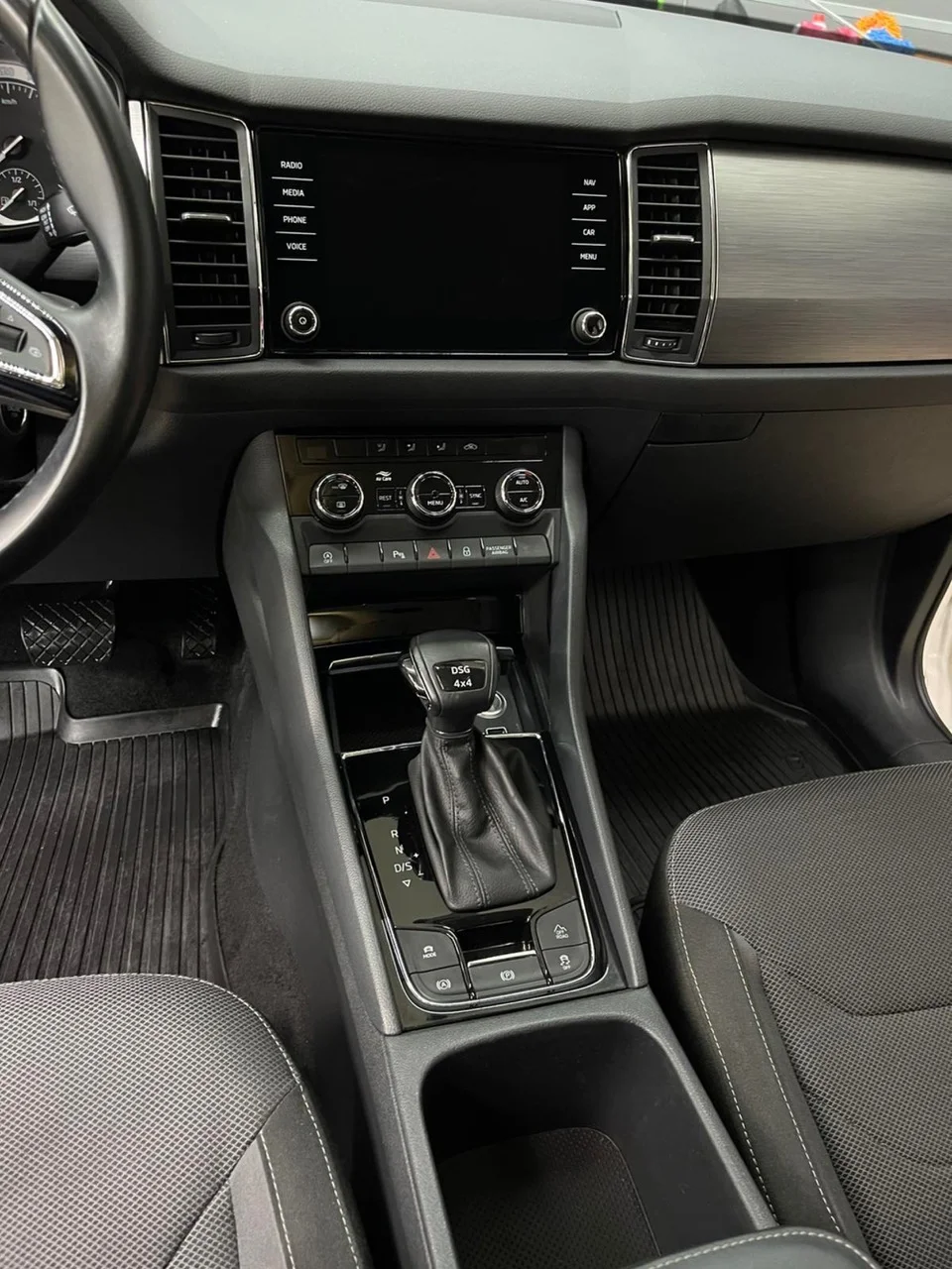 Péče o váš vůz: čištění klimatizace, interiéru, renovace světlometů i strojní leštění