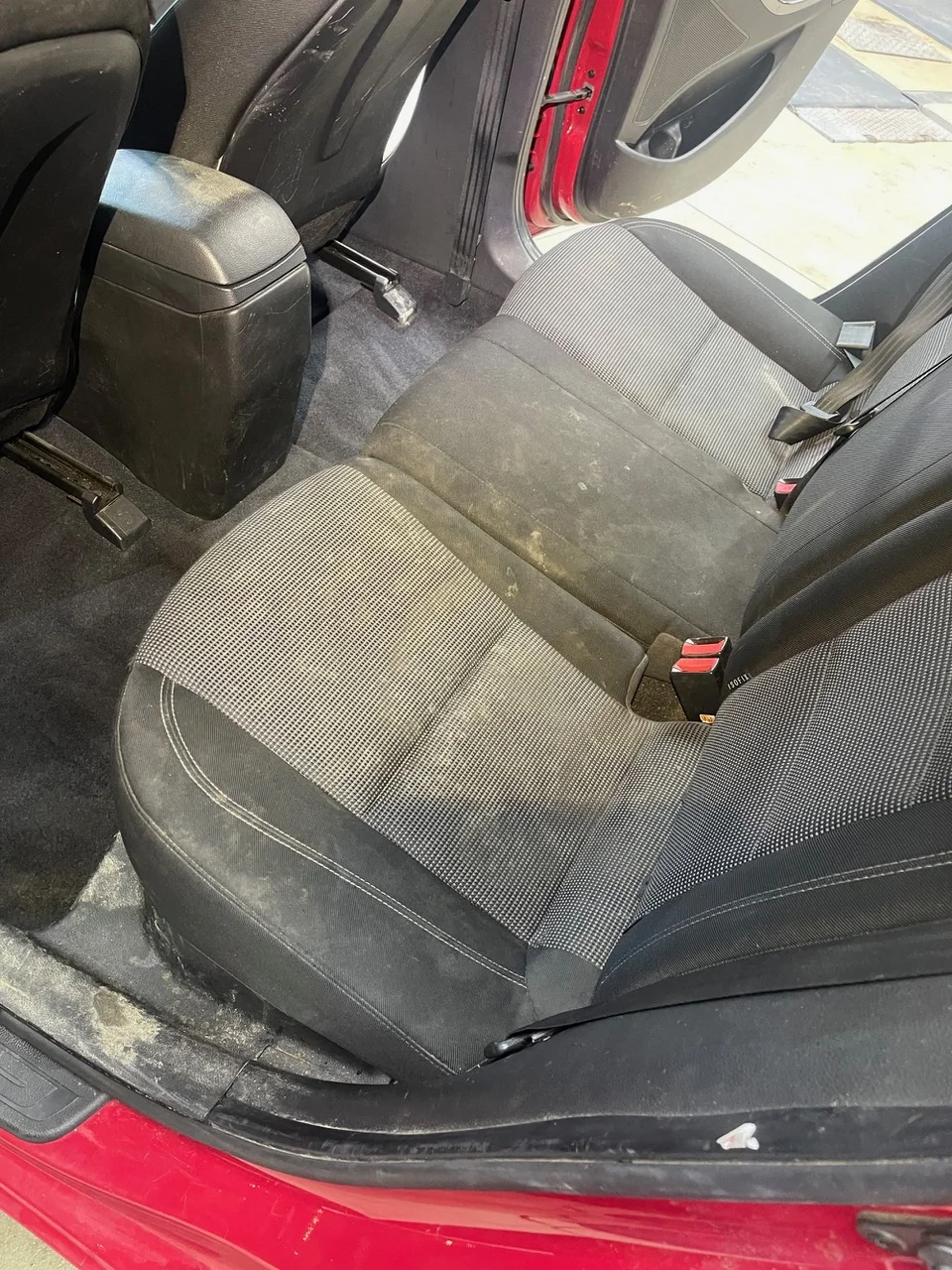 Péče o váš vůz: čištění klimatizace, interiéru, renovace světlometů i strojní leštění