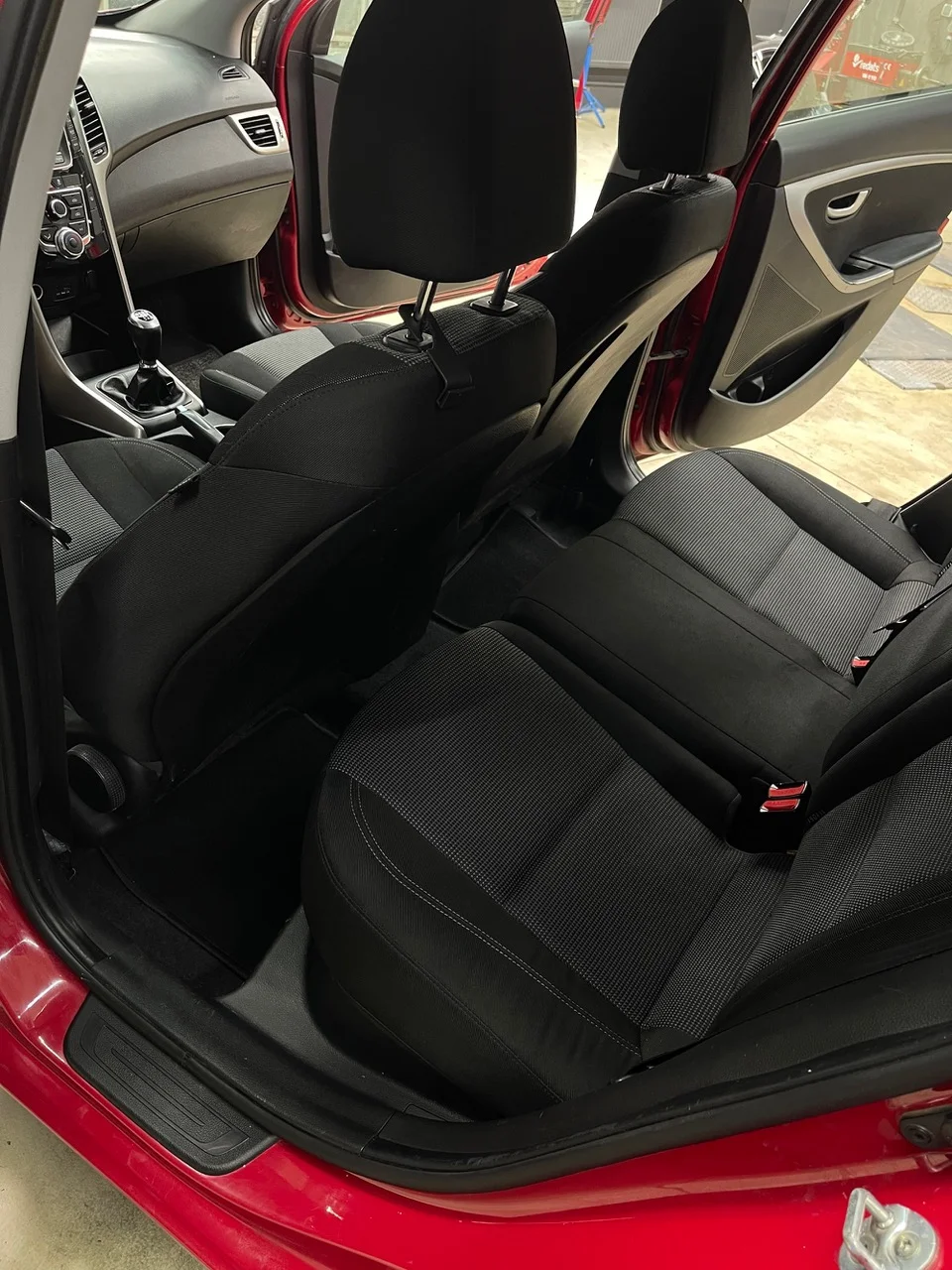 Péče o váš vůz: čištění klimatizace, interiéru, renovace světlometů i strojní leštění