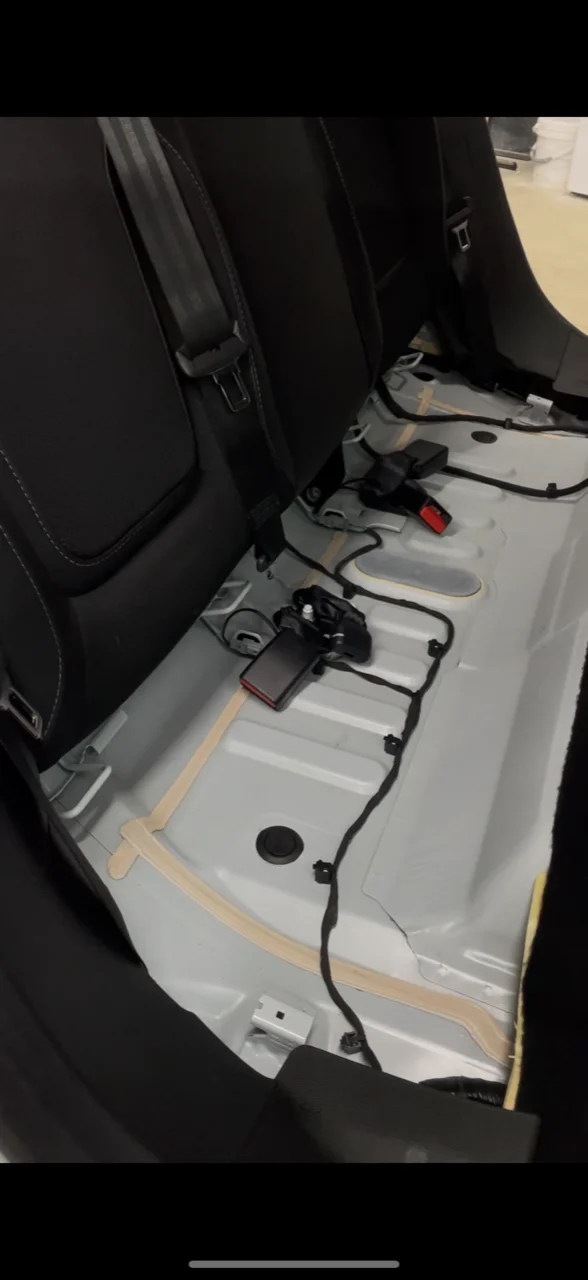 Péče o váš vůz: čištění klimatizace, interiéru, renovace světlometů i strojní leštění