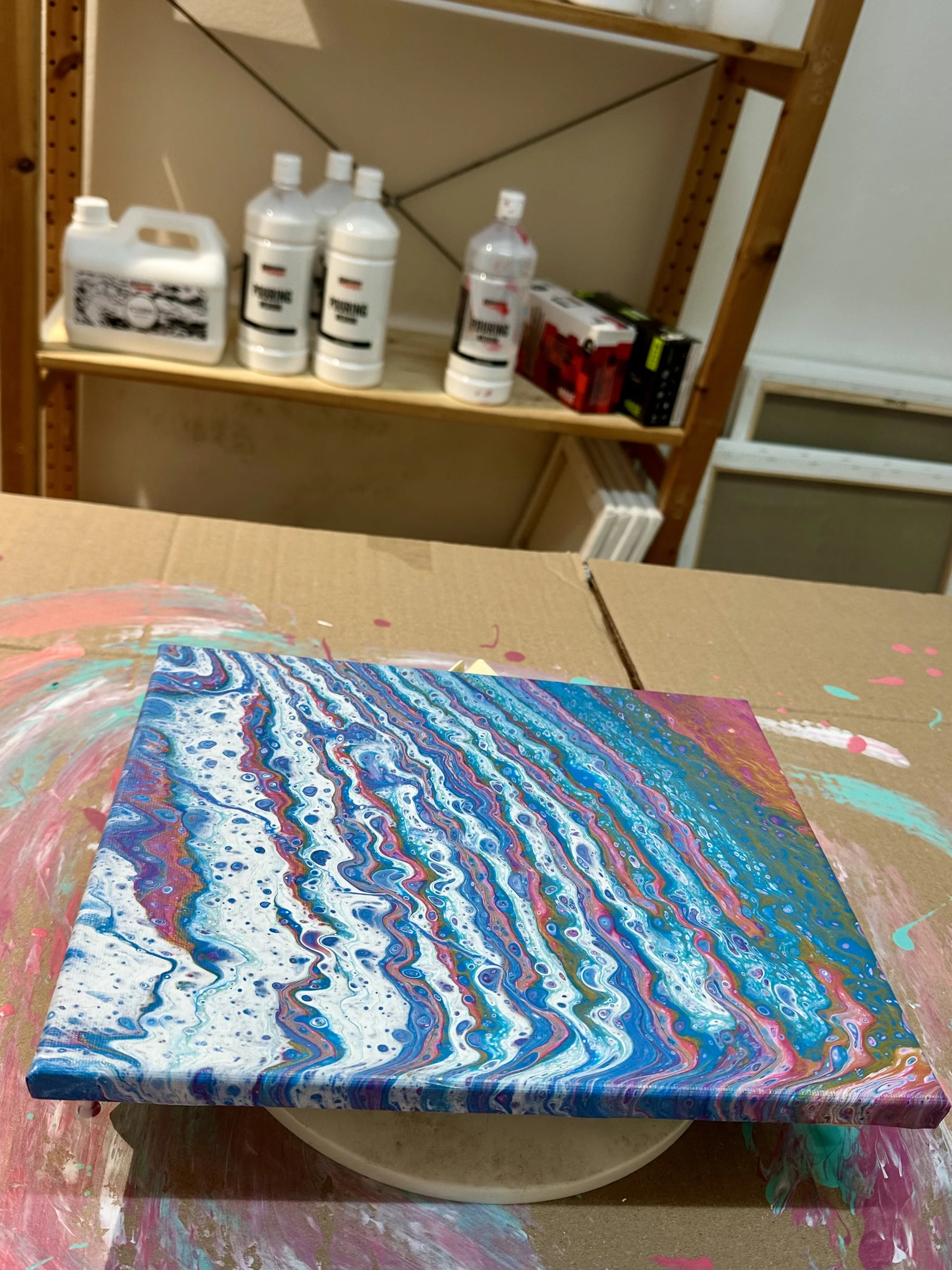 Zážitkové malování hravou technikou lití barev Pouring Acryl: 3 velikosti plátna