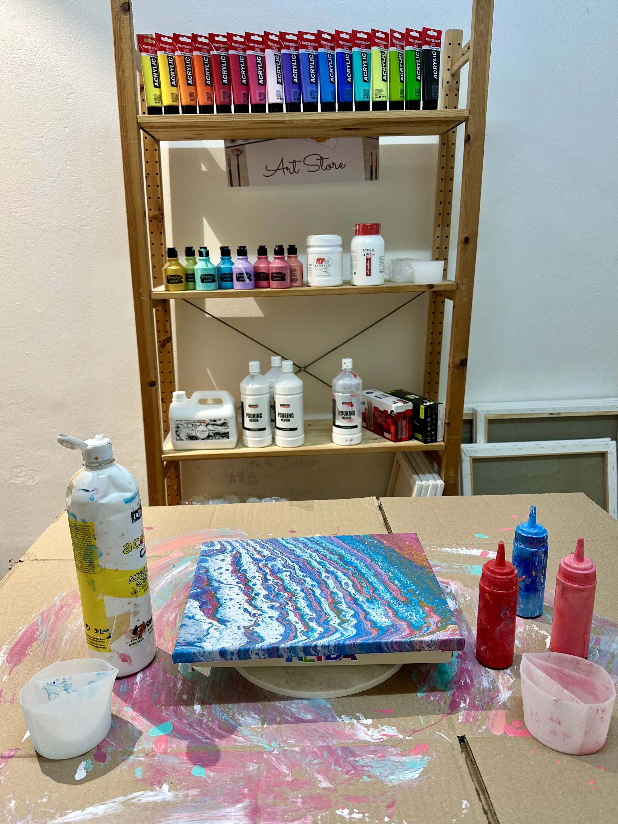 Zážitkové malování hravou technikou lití barev Pouring Acryl: 3 velikosti plátna