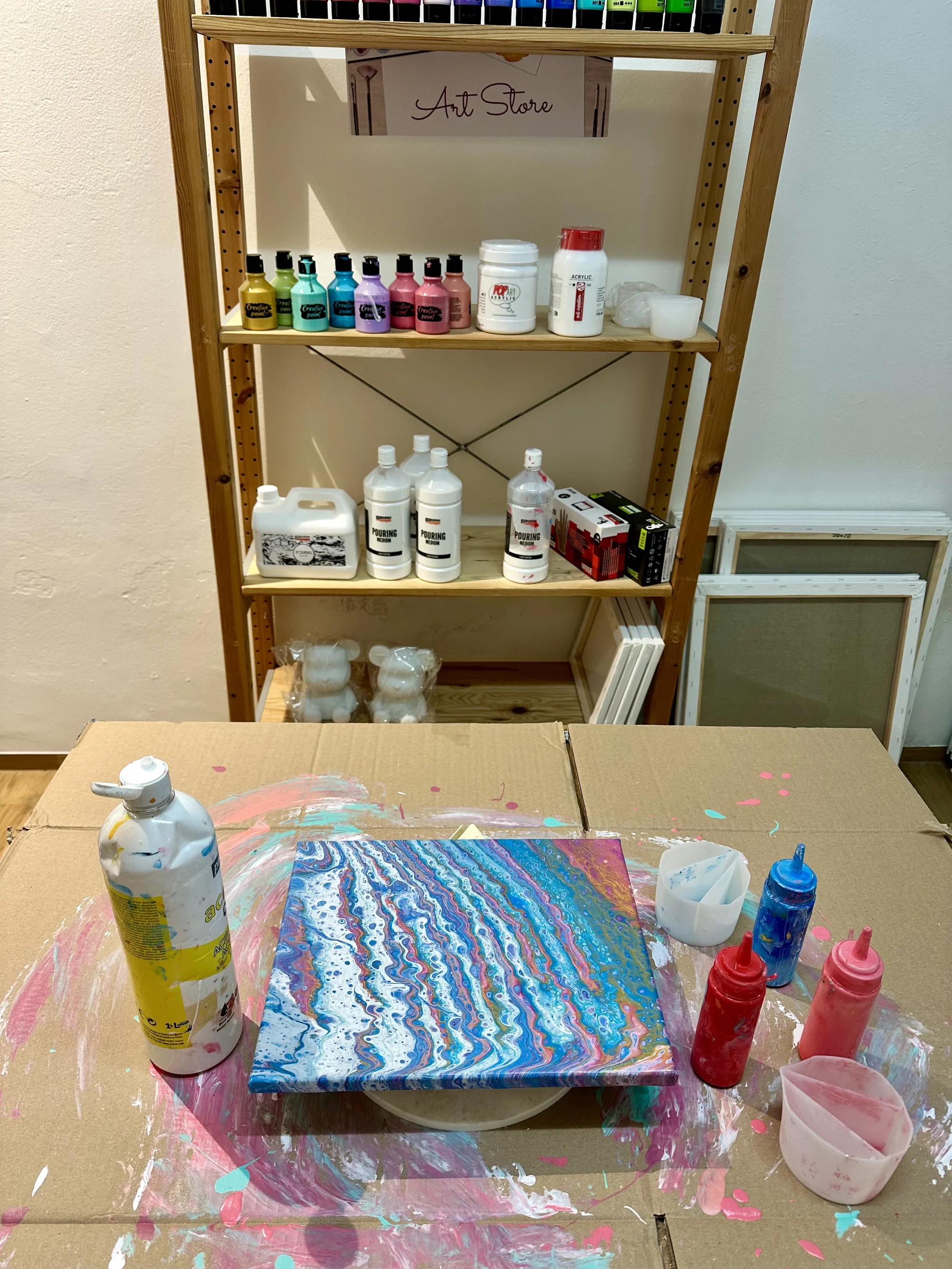 Zážitkové malování hravou technikou lití barev Pouring Acryl: 3 velikosti plátna