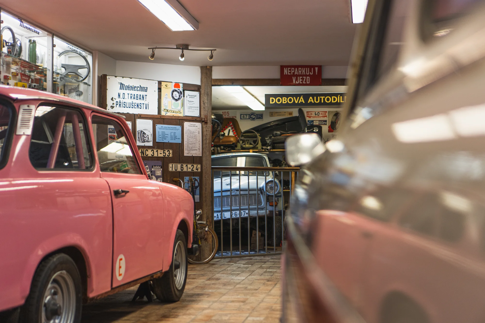 Komentovaná prohlídka Trabant muzea a hodinová vyjížďka Trabantem s řidičem pro 2 osoby