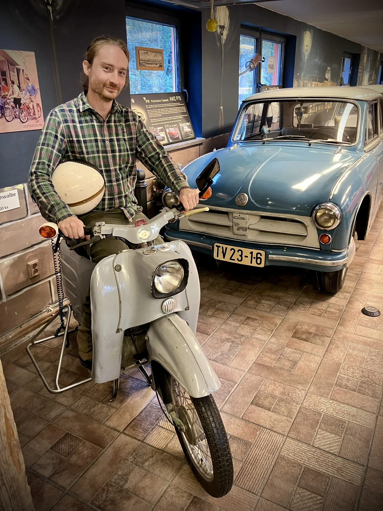 Komentovaná prohlídka Trabant muzea a hodinová vyjížďka Trabantem s řidičem pro 2 osoby