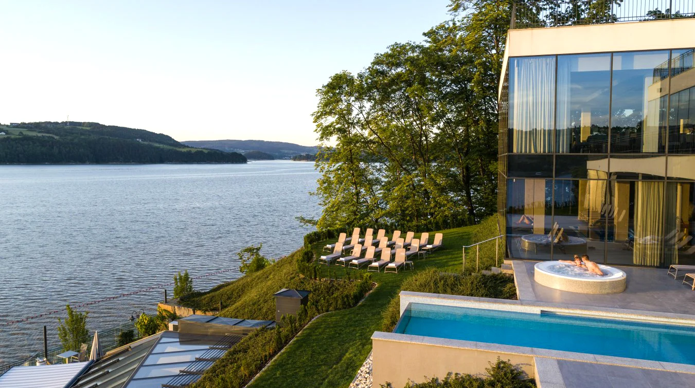 Dovolená na břehu Rożnowské jezera: 5* hotel se stravou a neomezeným wellness