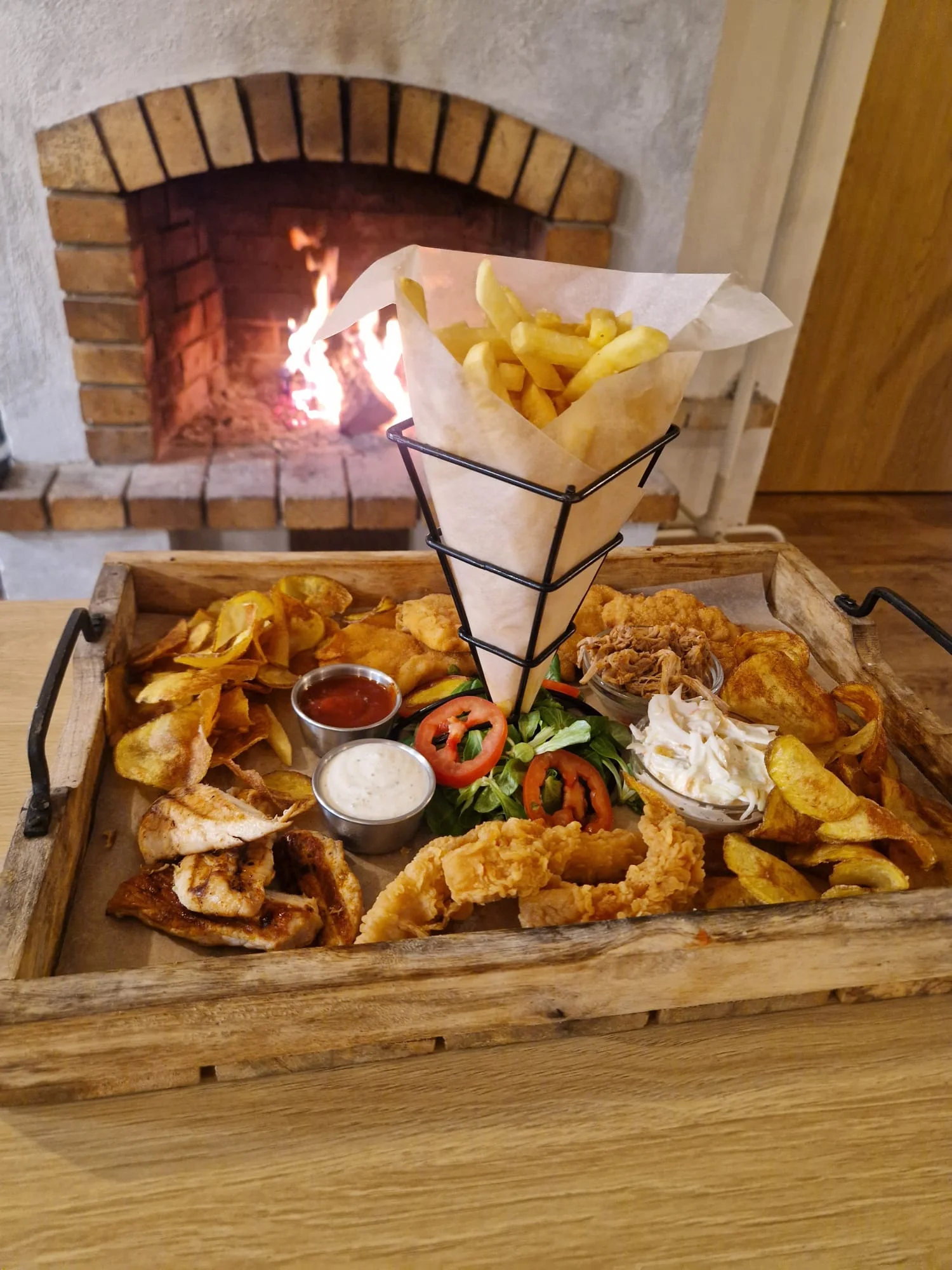 Masové prkno pro 2 osoby i čepované pivo: steaky, stripsy, řízky i hranolky