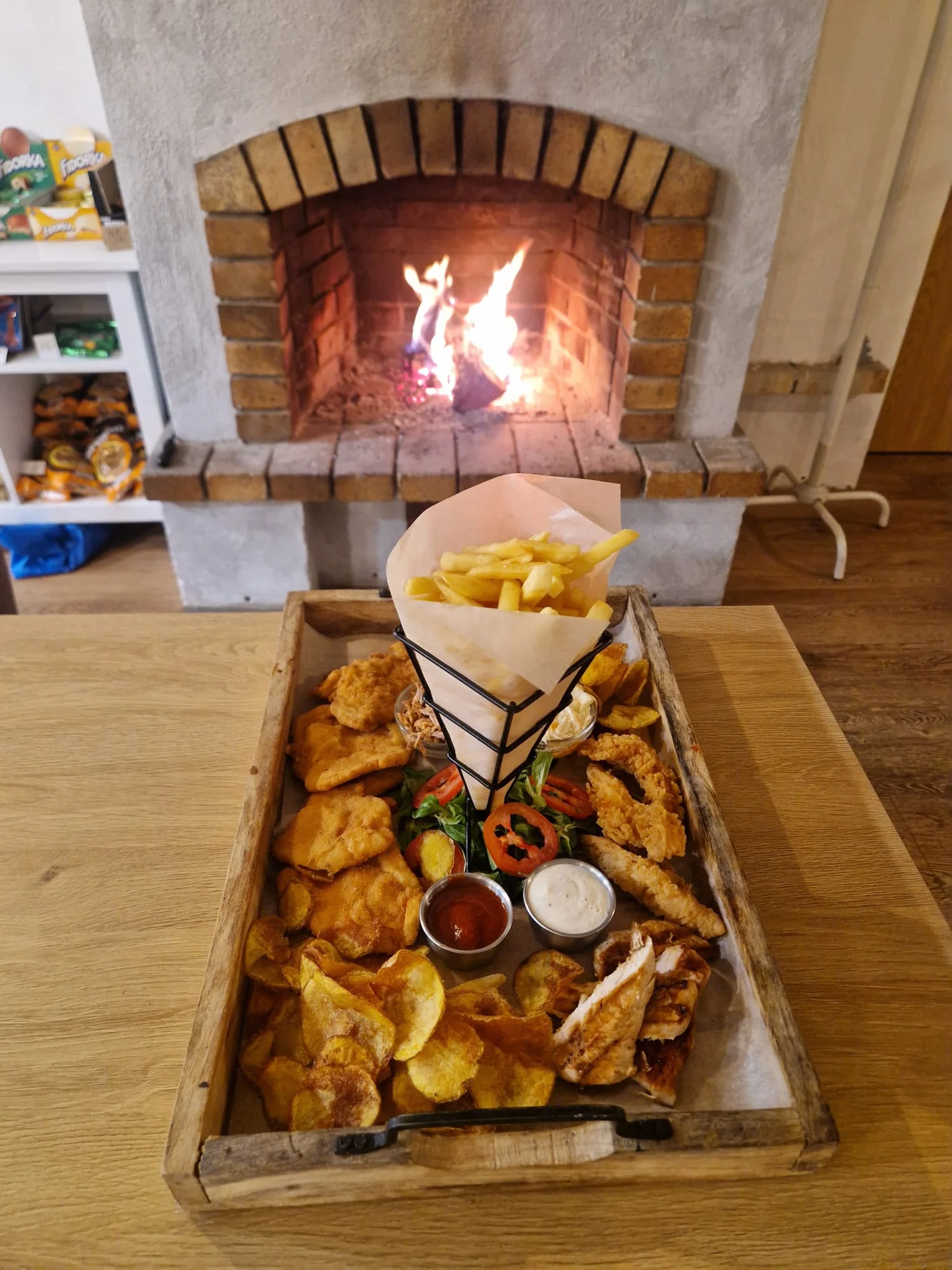 Masové prkno pro 2 osoby i čepované pivo: steaky, stripsy, řízky i hranolky