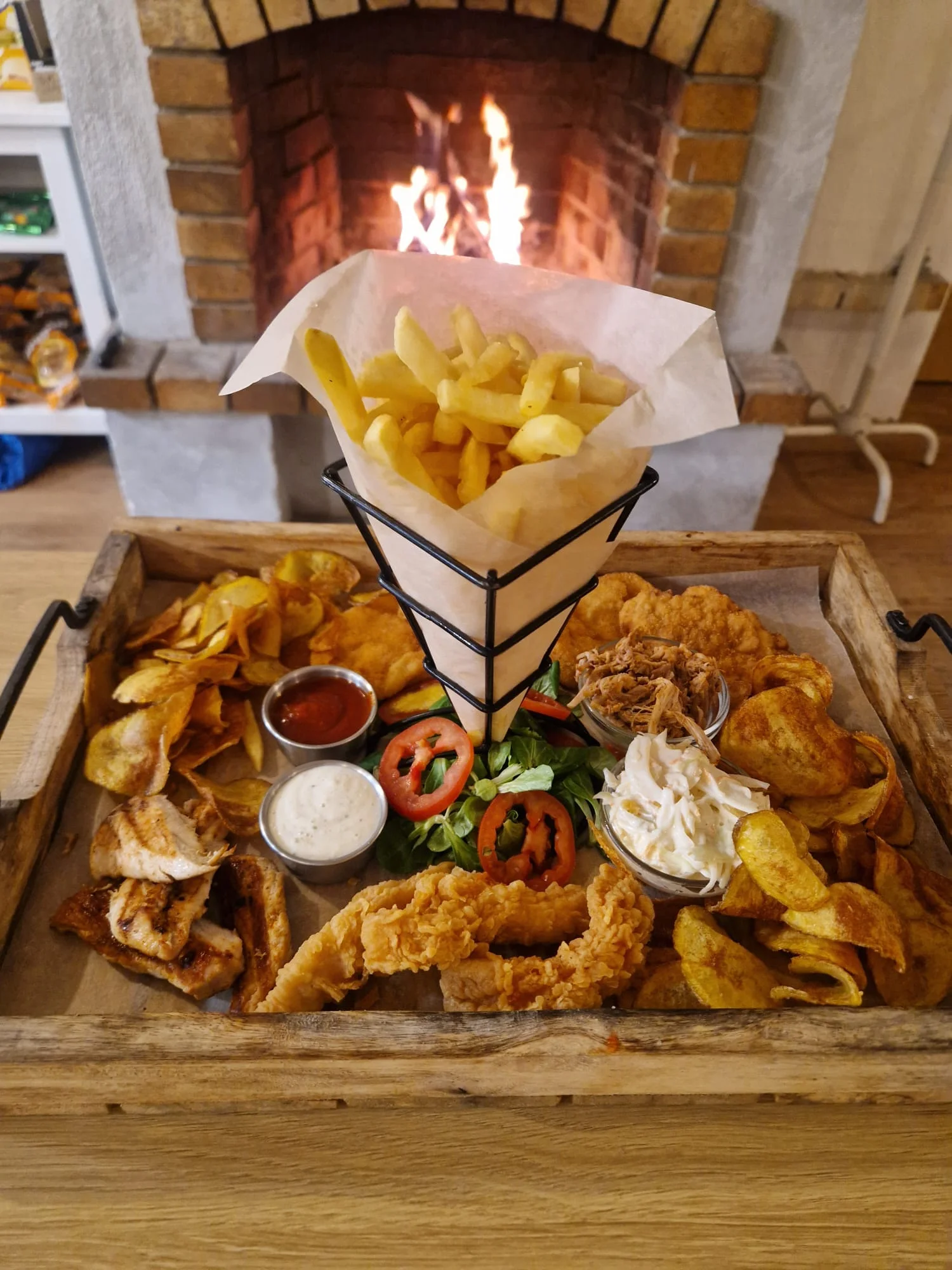 Masové prkno pro 2 osoby i čepované pivo: steaky, stripsy, řízky i hranolky