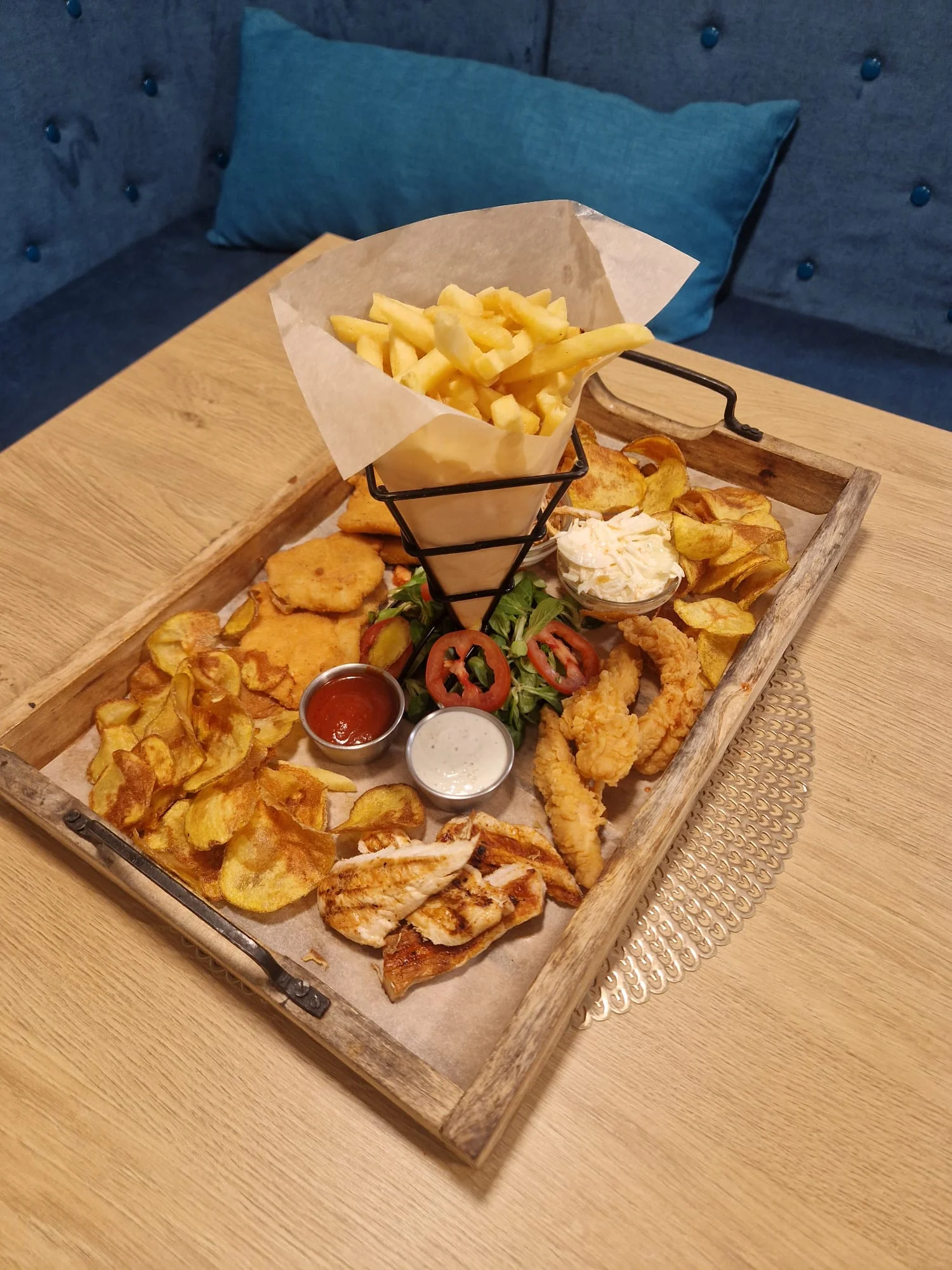 Masové prkno pro 2 osoby i čepované pivo: steaky, stripsy, řízky i hranolky