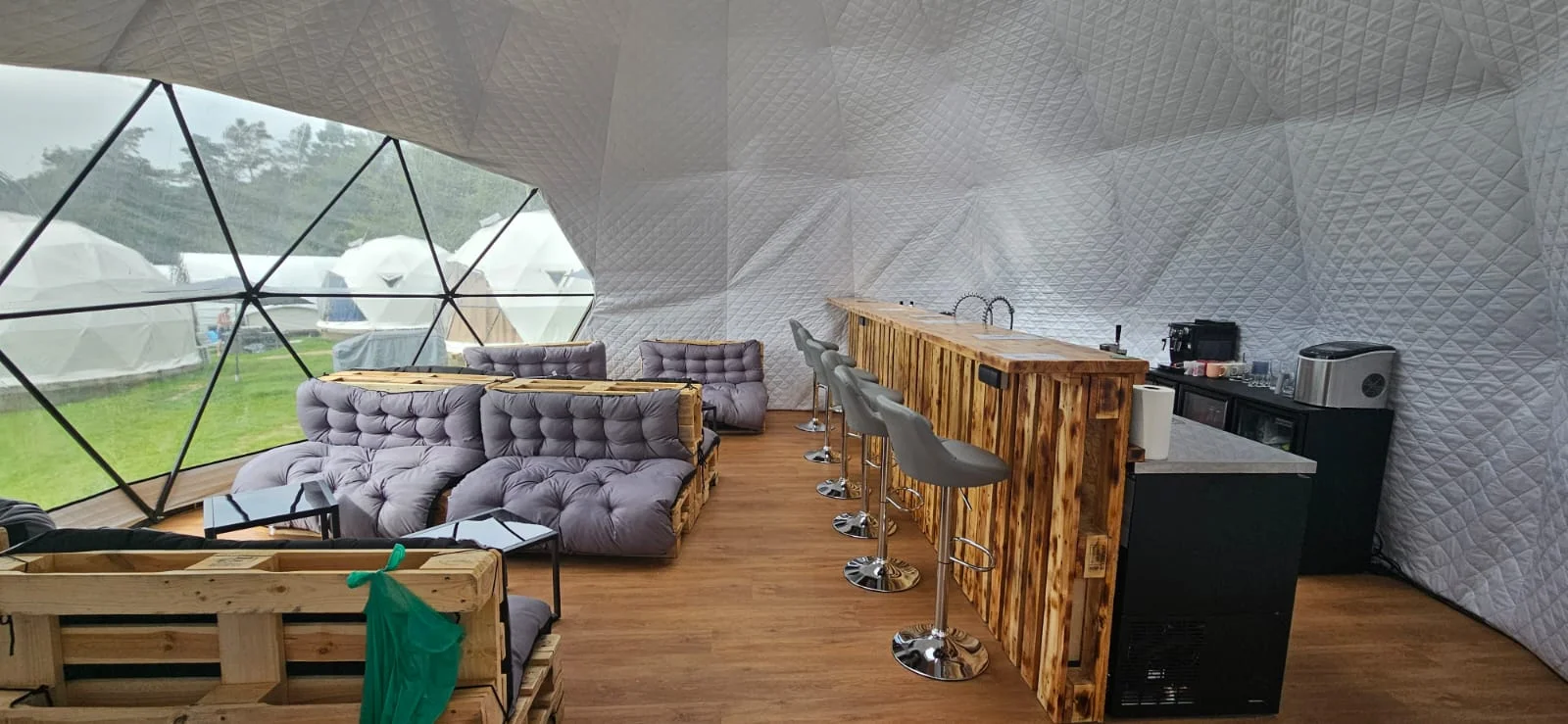 Glamping na Slapech: luxusní stany pro dva i celou rodinu, krásná lokalita přímo u přehrady