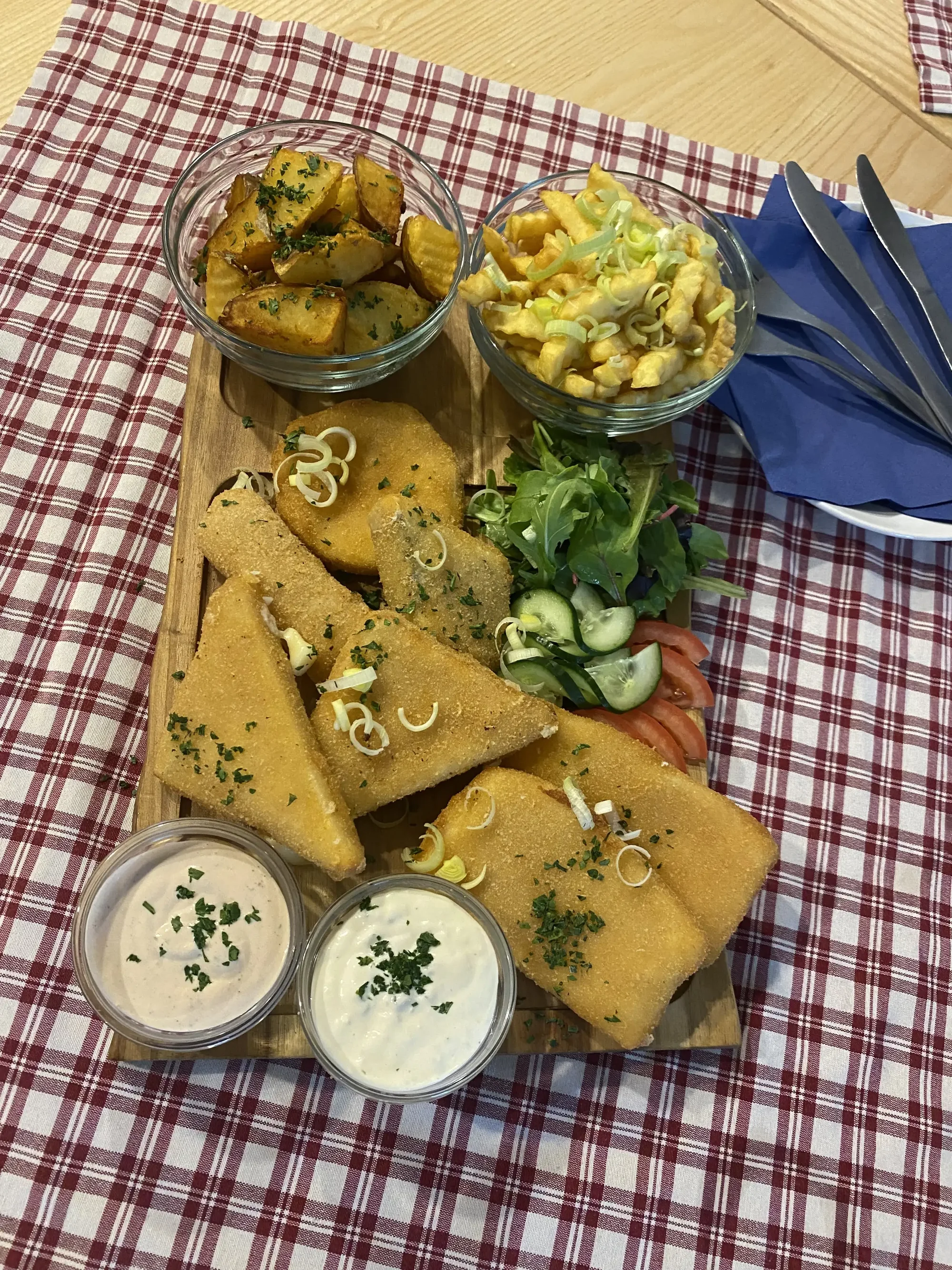 Sýrová hostina: smažená gouda, hermelín, niva i romadur vč. příloh a omáček