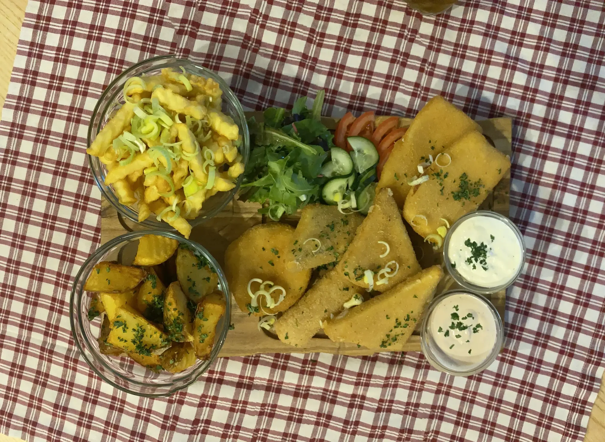 Sýrová hostina: smažená gouda, hermelín, niva i romadur vč. příloh a omáček